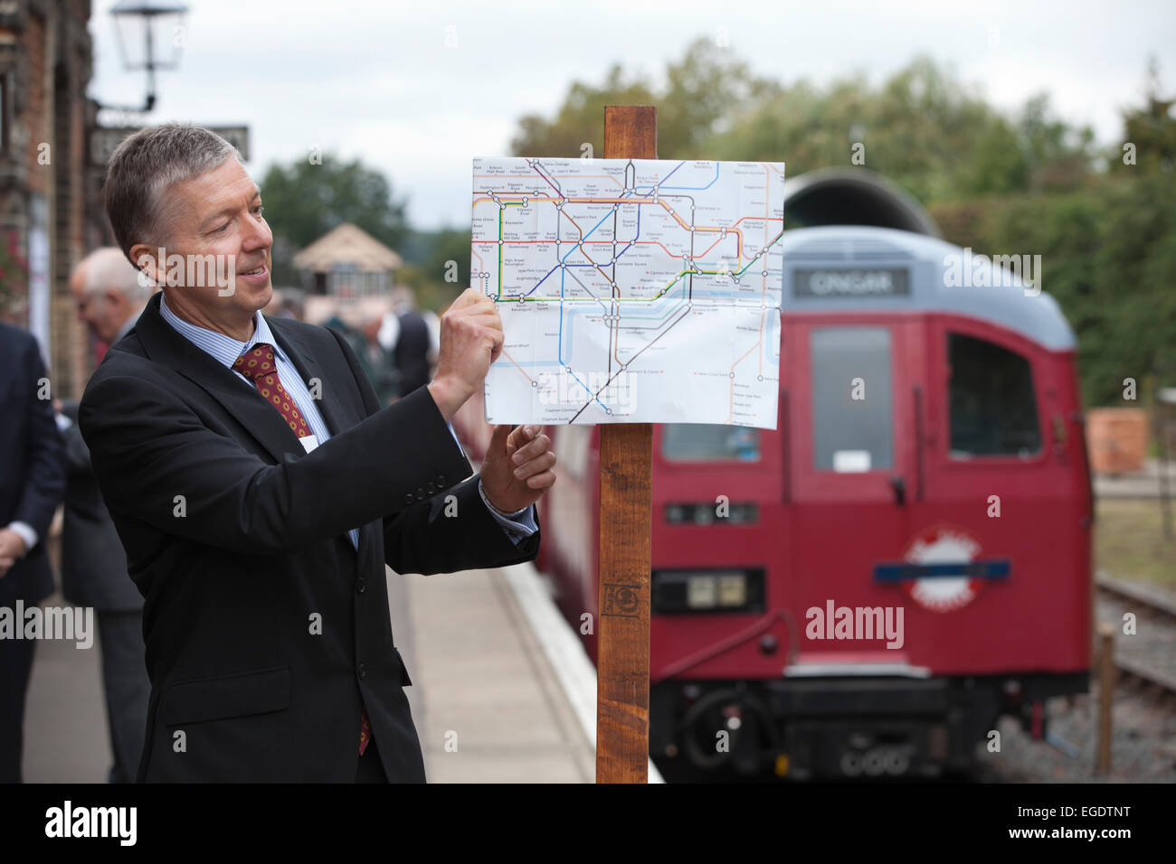 Mike Brown, directeur général de métro de Londres sur la plate-forme à Ongar, Wemmel Ongar Railway, Essex, Angleterre, RU Banque D'Images