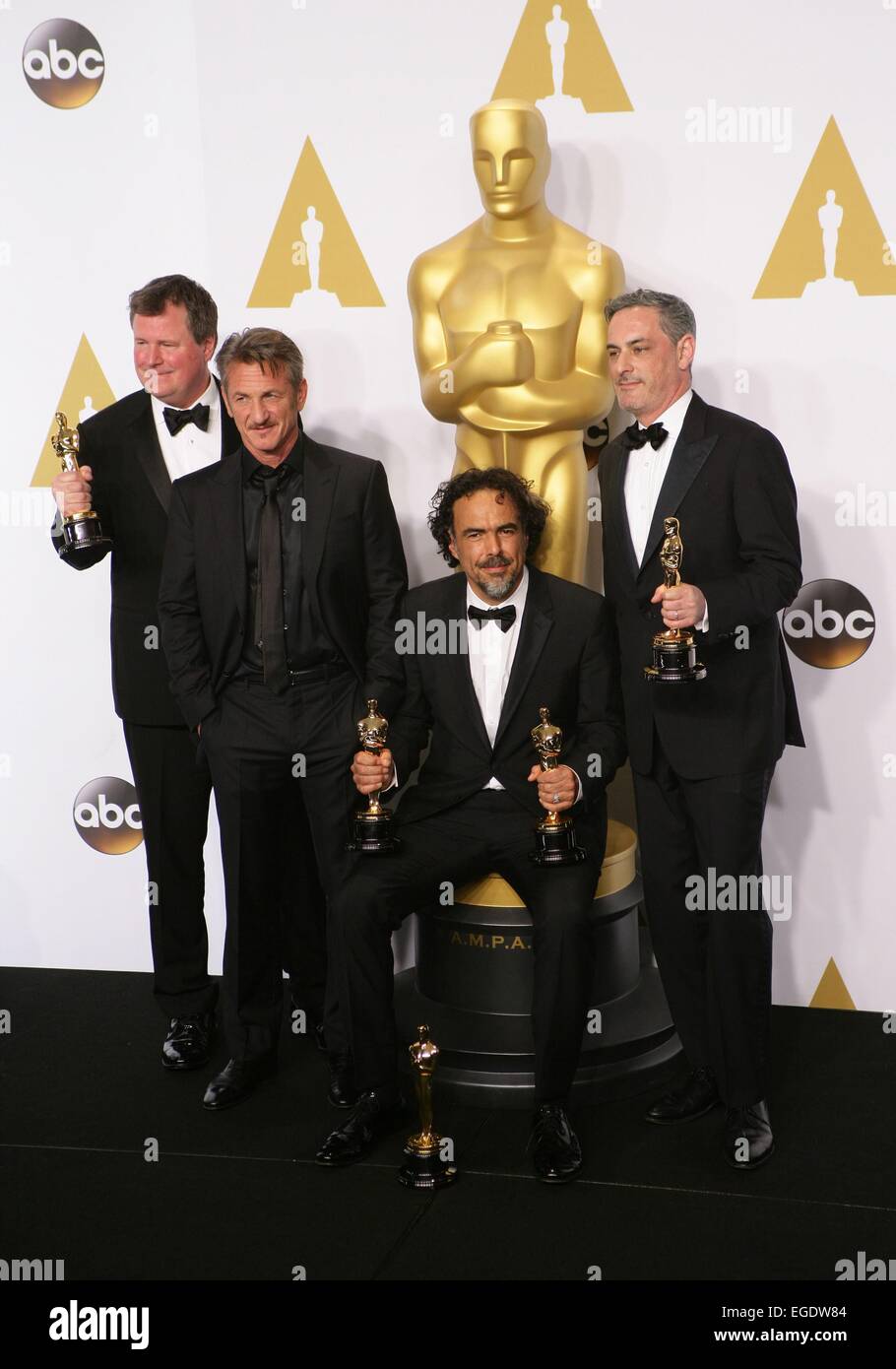 Los Angeles, CA, USA. Feb 22, 2015. Nicolas Giacobone, Alejandro G. Inarritu, Alexander Dinelaris, Armando Bo dans la salle de presse pour la 87e soirée des Oscars Oscars 2015 - Press Room 3, le Kodak Theater à Hollywood et Highland Center, Los Angeles, CA, le 22 février 2015. © James Atoa/Everett Collection/Alamy Live News Banque D'Images