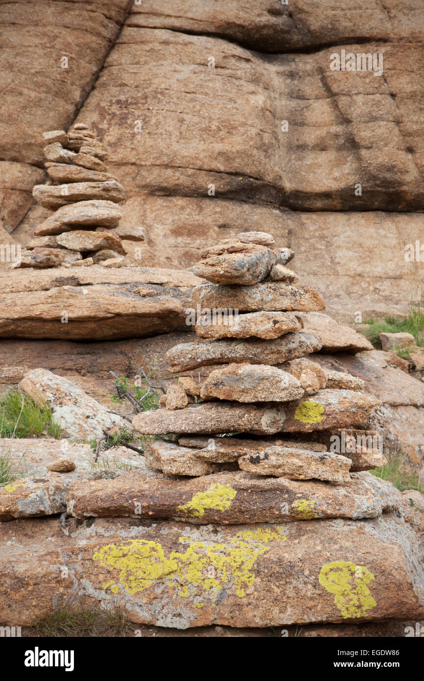 Ovoo sur rochers, Baga Gazrin Chuluu, Dundgov, Mongolie Banque D'Images