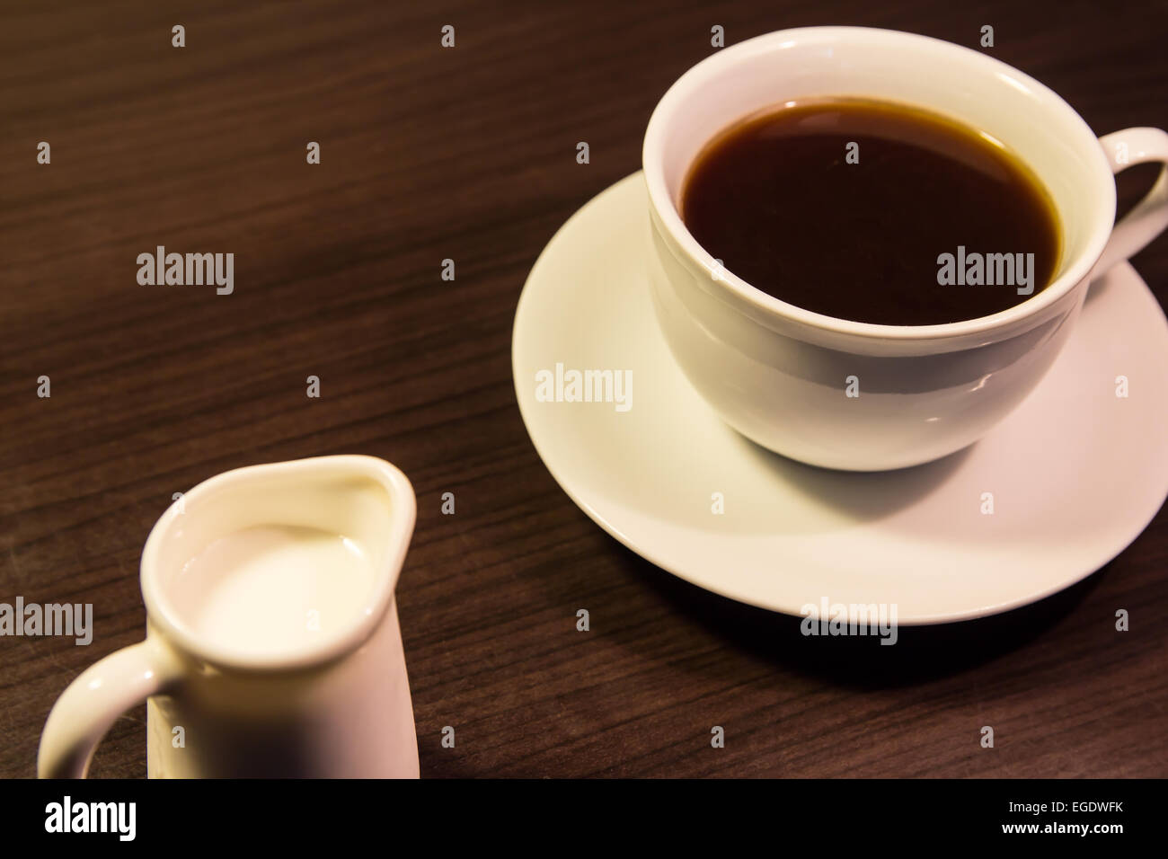 Du café et du lait sur fond de table en bois Banque D'Images