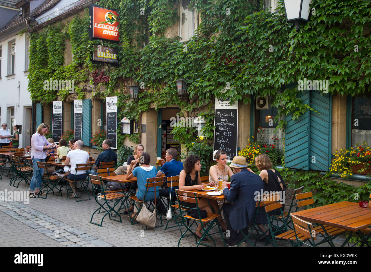 Les gens assis dehors Kulisse restaurant et bar, Erlangen, Franconia, Bavaria, Germany Banque D'Images