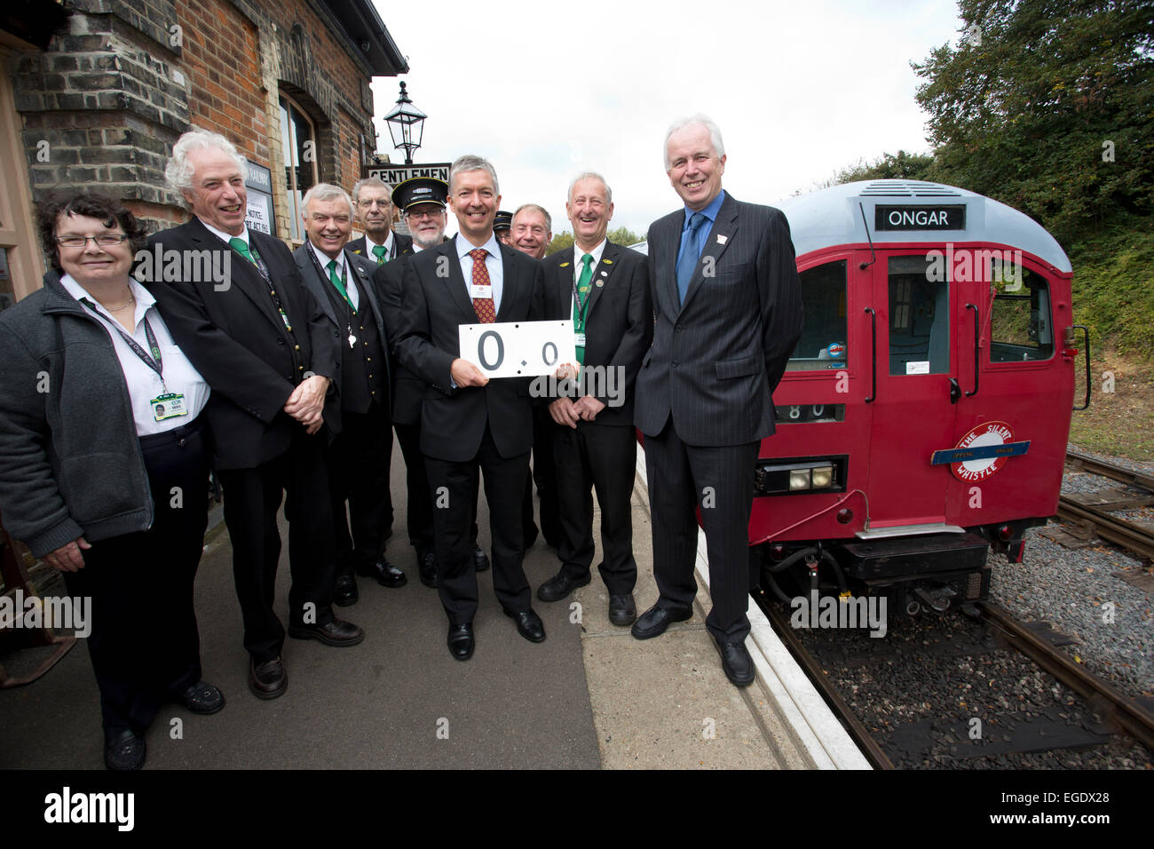 Mike Brown, directeur général de métro de Londres sur la plate-forme à Ongar, Wemmel Ongar Railway, Essex, Angleterre, RU Banque D'Images