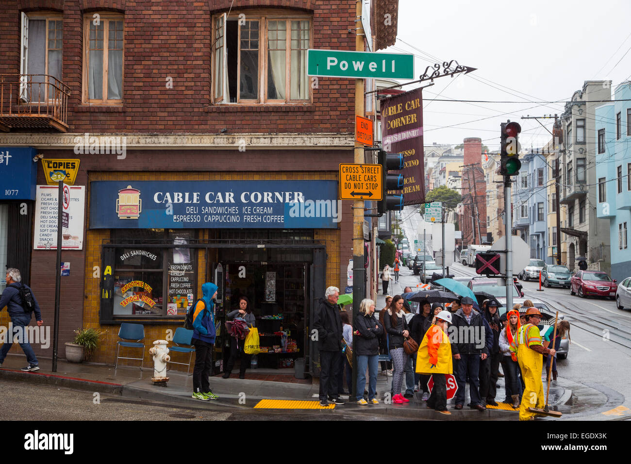 La foule à l'extérieur de l'angle du café à San Francisco, Californie Banque D'Images