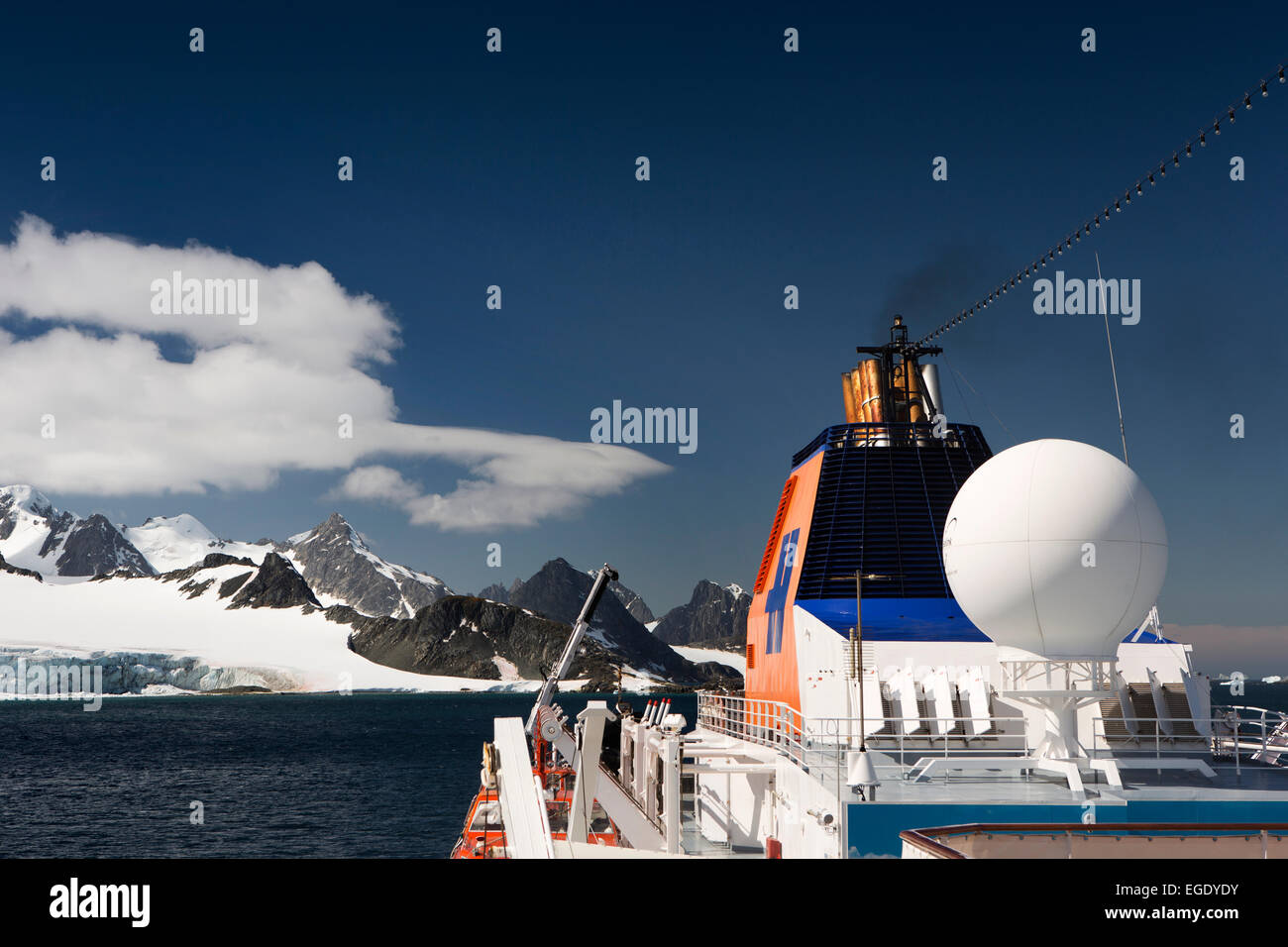 Îles Orcades du Sud, bateau de croisière antarctique MS Hanseatic au Laurie Island Banque D'Images