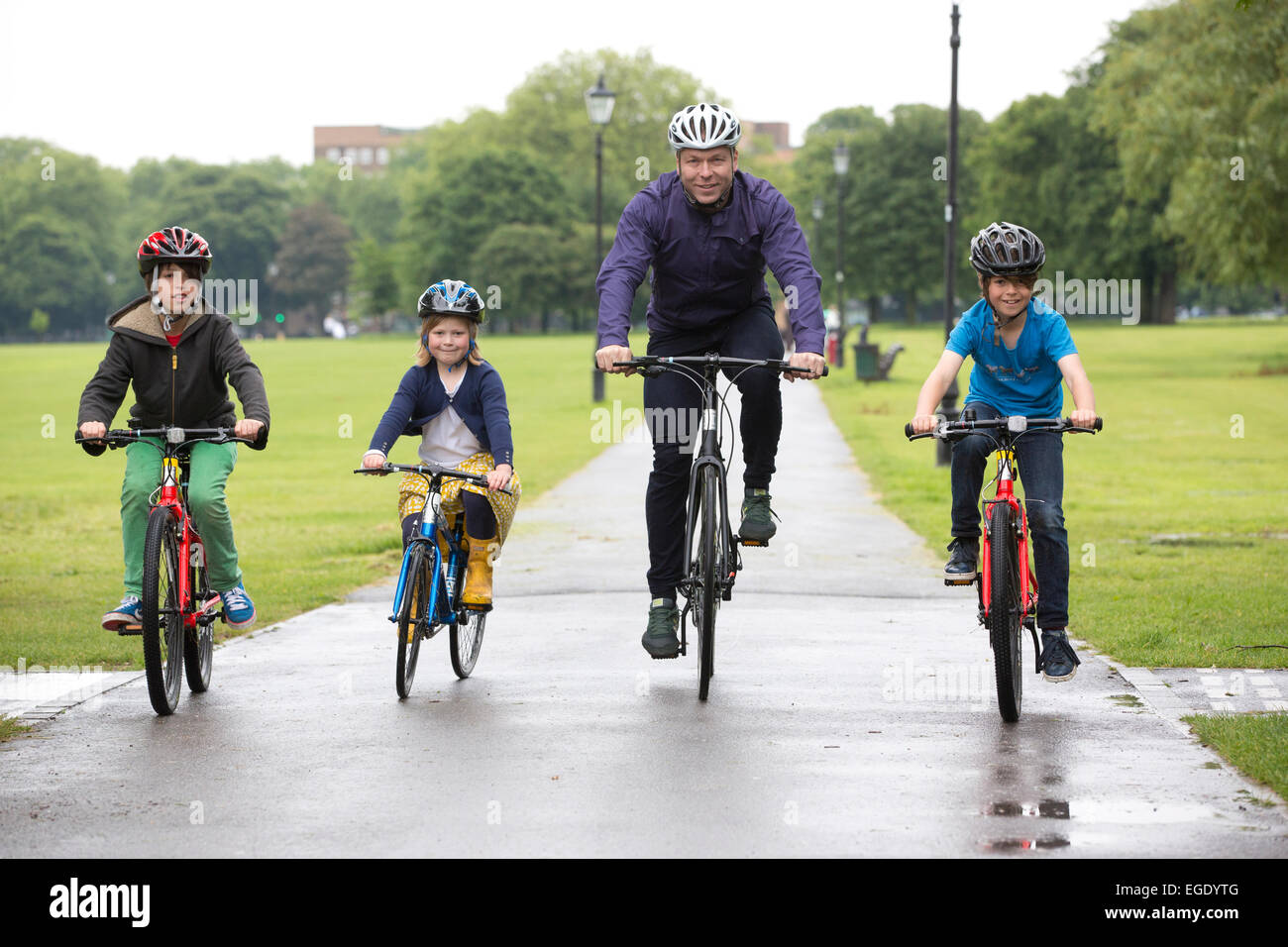 Sir Chris Hoy, cycliste olympique la promotion du vélo en famille sur Clapham Common, dans le sud-ouest de Londres, Angleterre, Royaume-Uni Banque D'Images