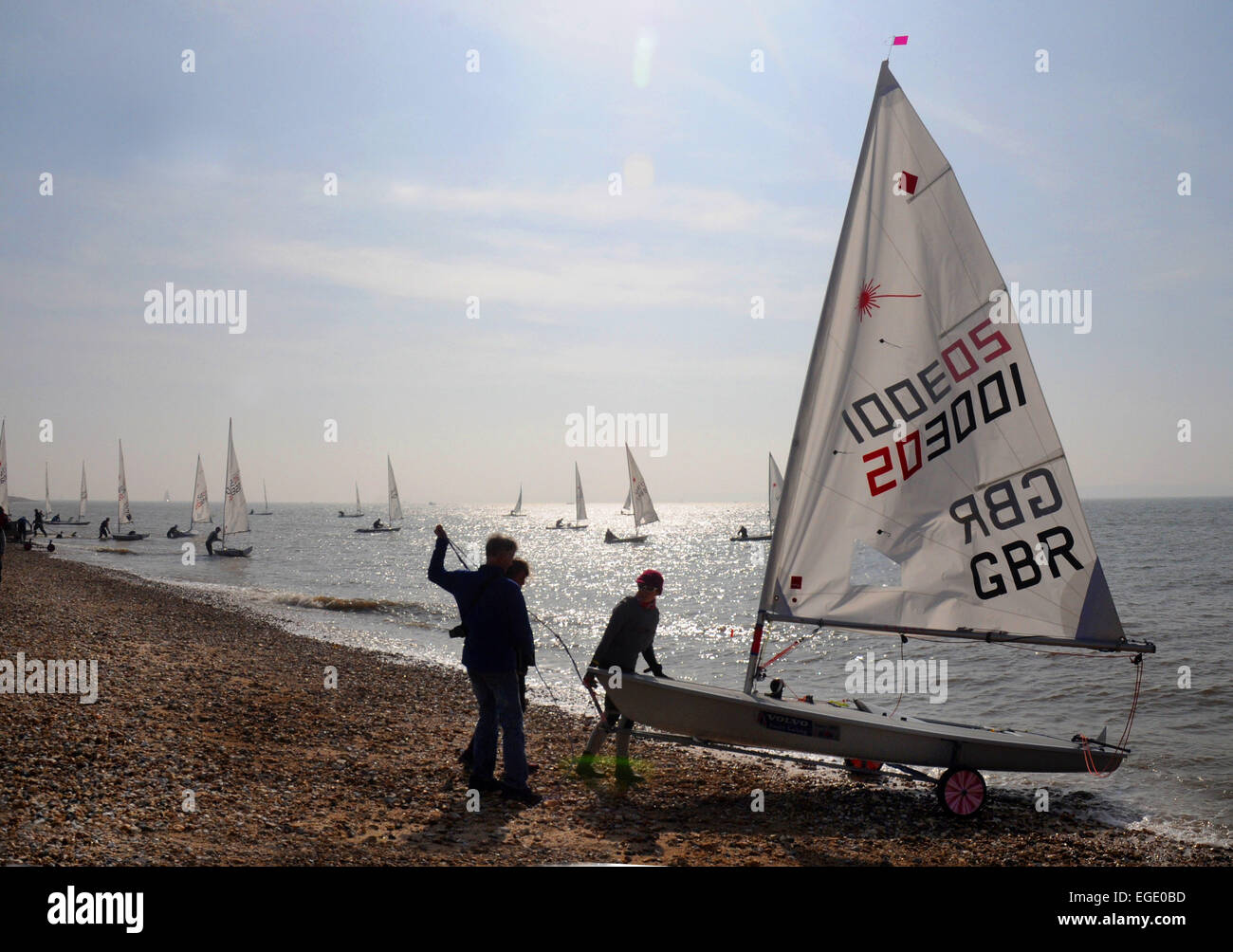 Profitant d'une magnifique journée DISPONIBLES À STOKES BAY, Gosport, HAMPSHIRE MIKE WALKER IMAGES Banque D'Images