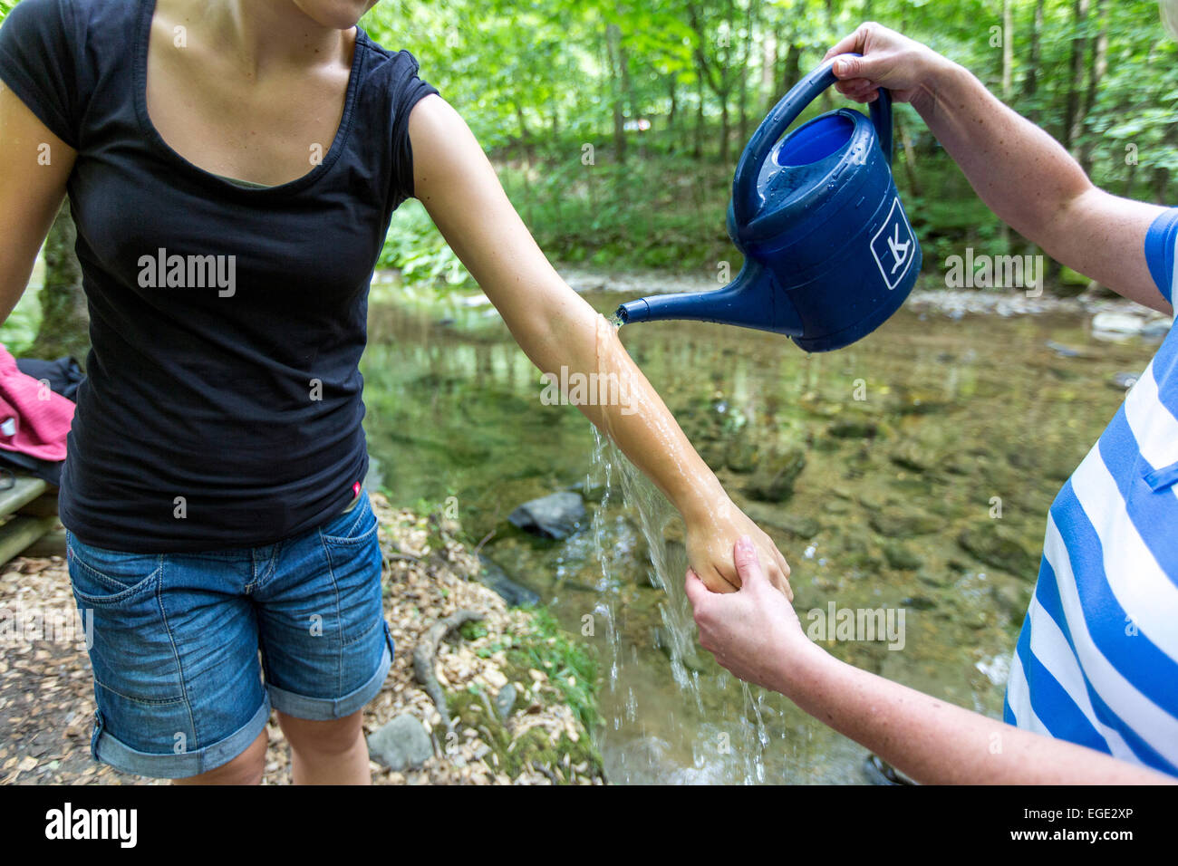 Cure d'hydrothérapie Kneipp, en rivière Ruhr, un chemin de randonnée à thème dans la région du Sauerland, Allemagne, Banque D'Images