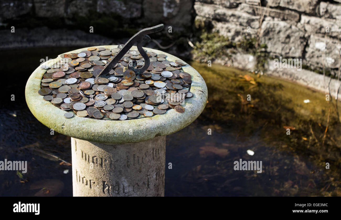 Des pièces de monnaie le cadran solaire à Wishing Well Banque D'Images