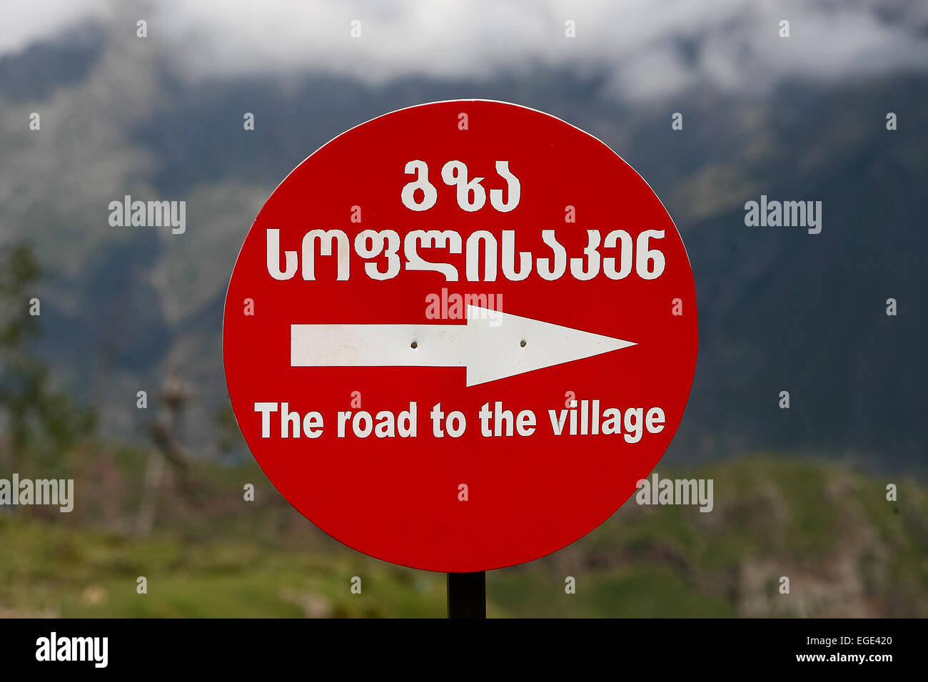 'La route menant au village" : signal routier écrit en alphabet latin et en alphabet géorgien.Kazbegi, région du Caucase, la Géorgie,Asie, Banque D'Images