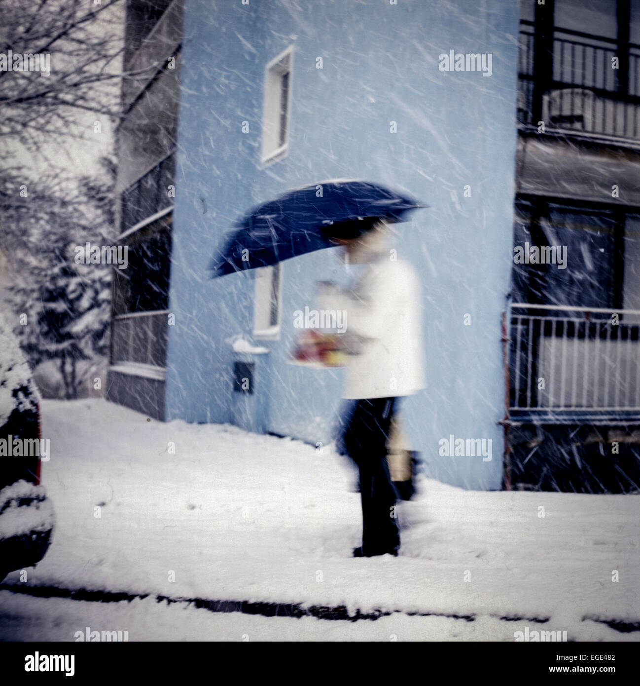 Un homme avec un parapluie lors de chutes de neige Banque D'Images