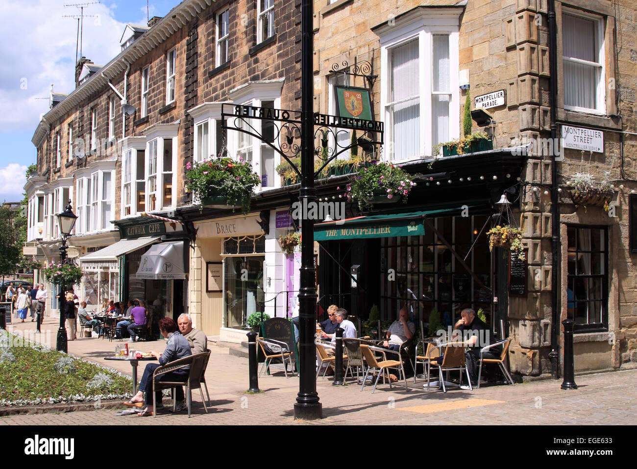 Le Montpellier bar et tables de la chaussée sur Montpelier / Parade / Harrogate North Yorkshire / UK Banque D'Images