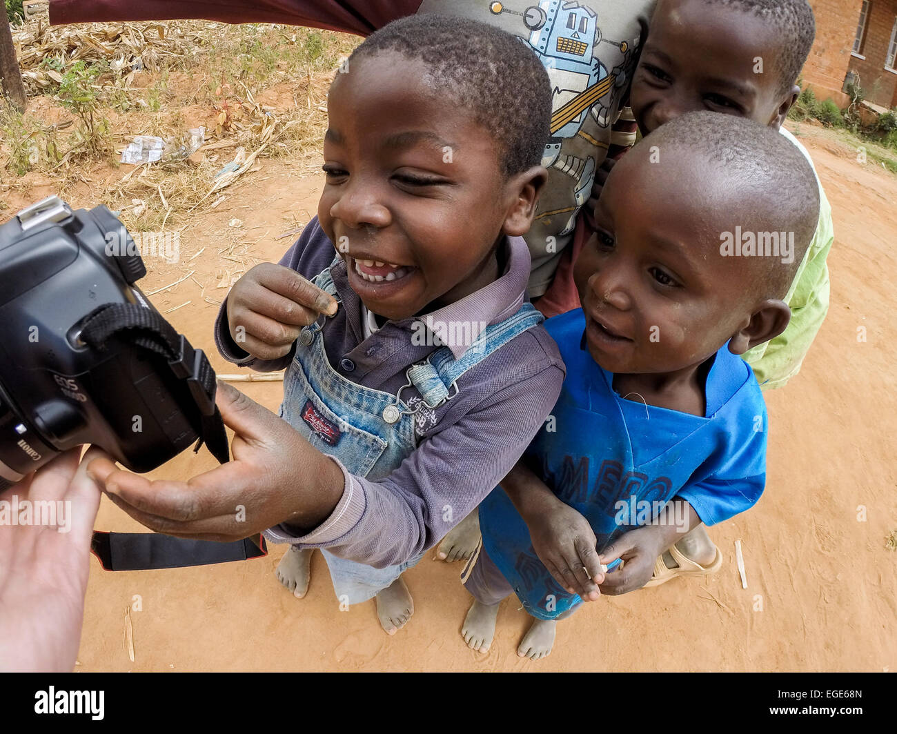 Les enfants réagissent à se voir sur l'appareil photo. Banque D'Images