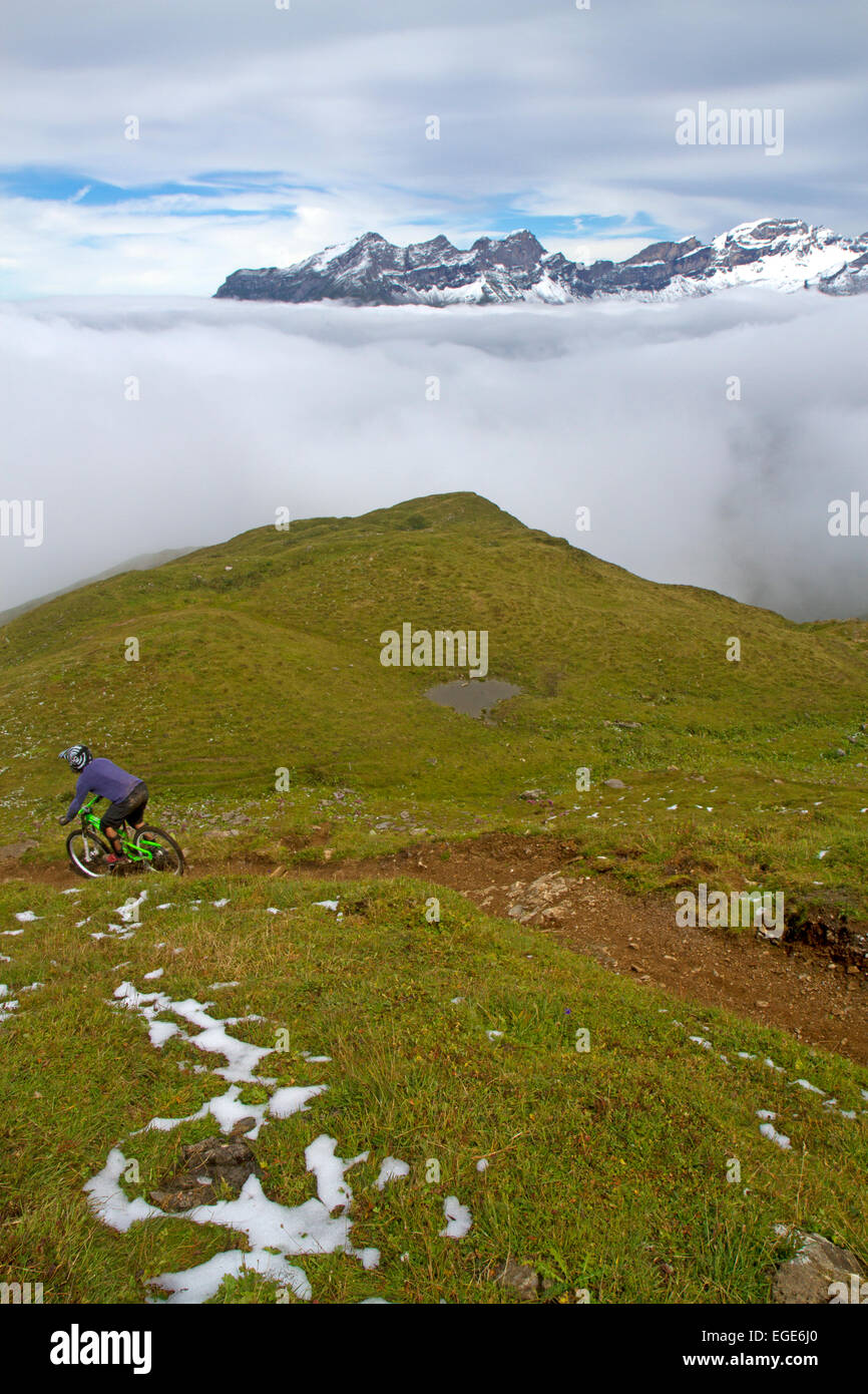 En ordre décroissant de vélo de montagne dans les Alpes Suisses Jochpass Banque D'Images