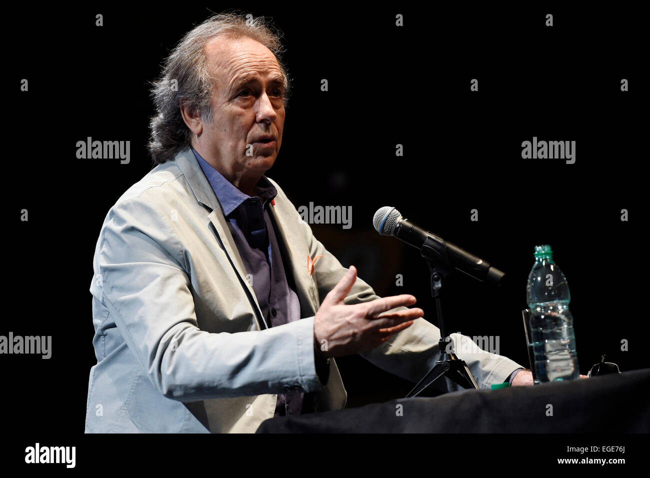 Montevideo, Uruguay. Feb 23, 2015. Chanteur espagnol Joan Manuel Serrat prend part à une conférence de presse pour annoncer sa tournée de concerts "Antologia Desordenada' qui commencent en Uruguay, à Montevideo, ville capitale de l'Uruguay, le 23 février 2015. © Nicolas Celaya/Xinhua/Alamy Live News Banque D'Images