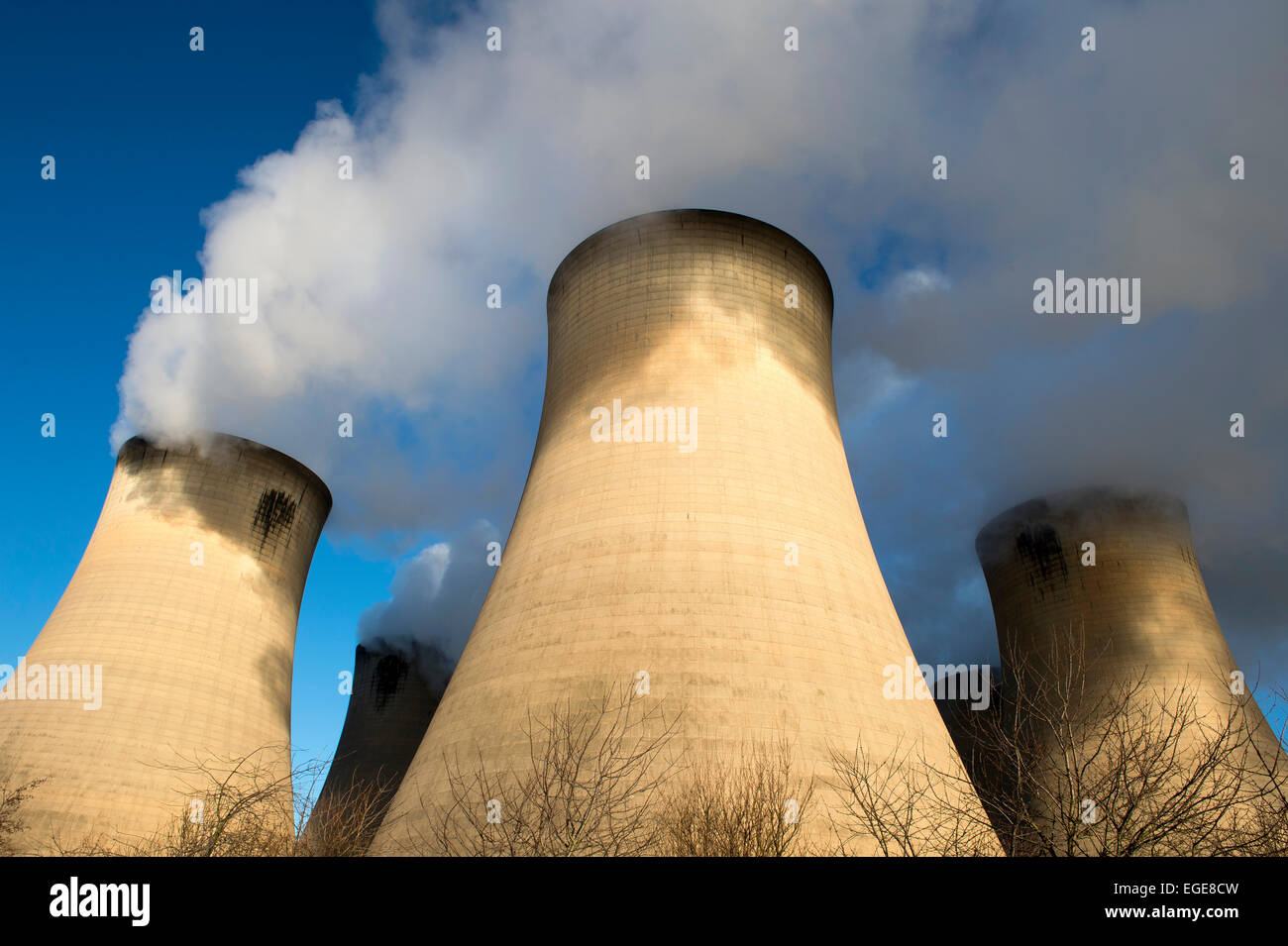 Les tours de refroidissement chez Drax Power Station près de Selby, Yorkshire du Nord. Banque D'Images
