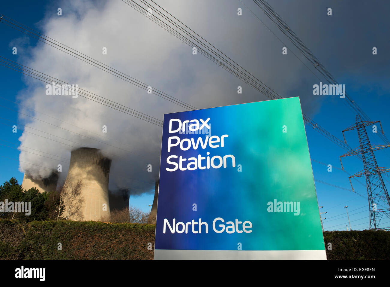 Les tours de refroidissement chez Drax Power Station près de Selby, Yorkshire du Nord. Banque D'Images
