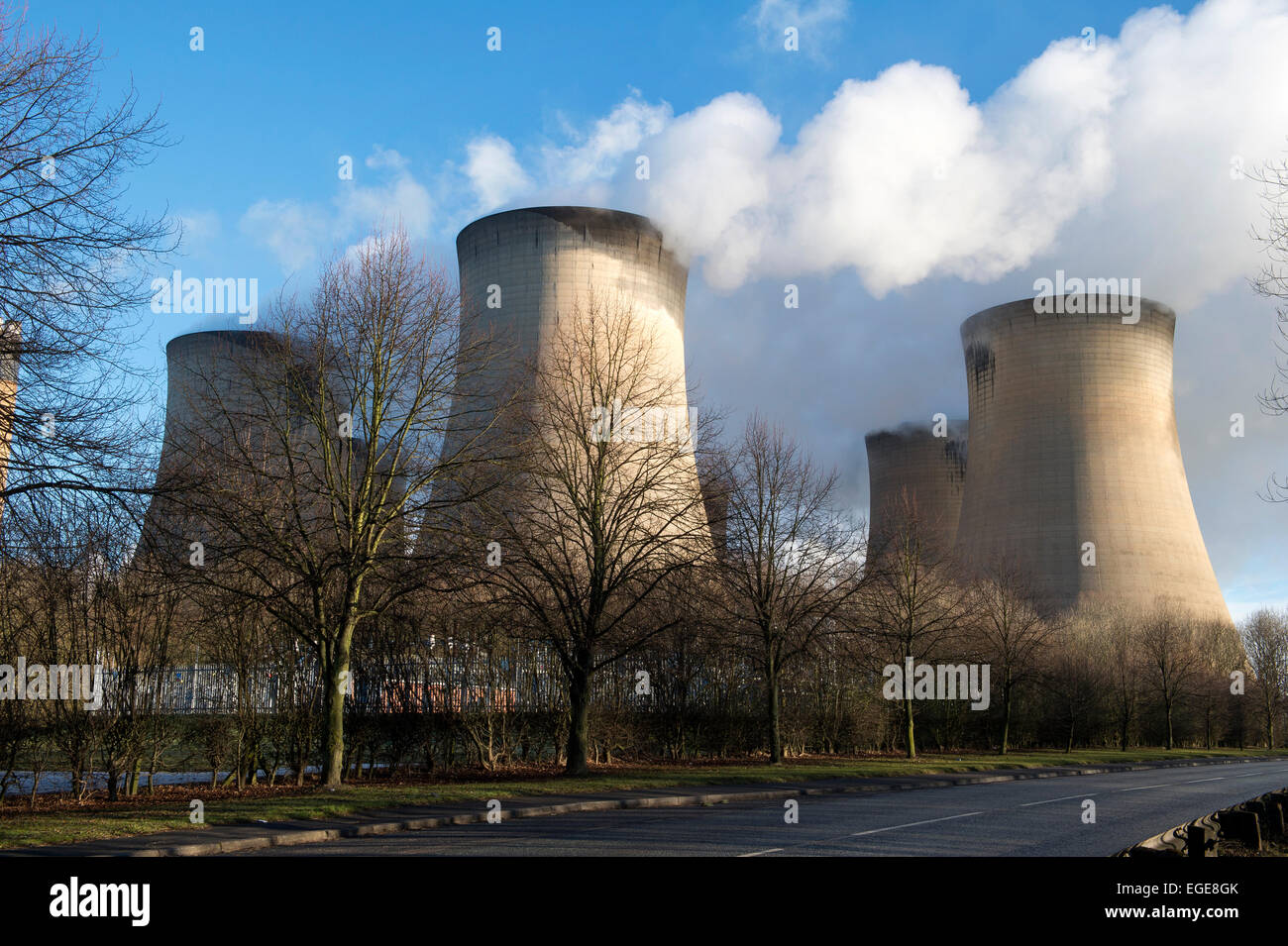 Les tours de refroidissement chez Drax Power Station près de Selby, Yorkshire du Nord. Banque D'Images