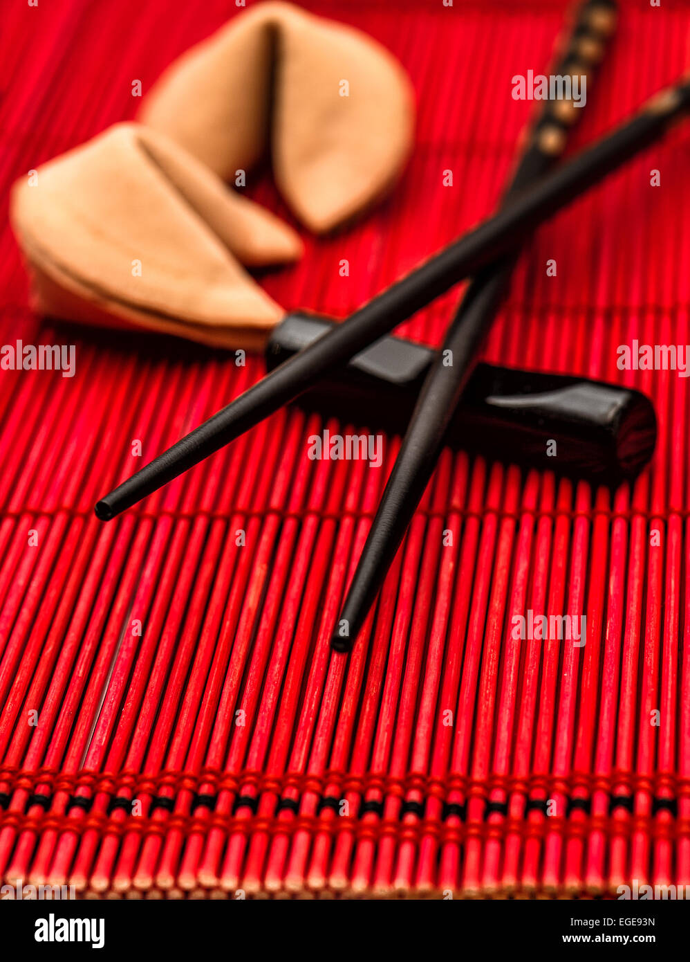Table de style asiatique avec réglage fortune cookies et Baguettes en bambou noir sur rouge mat. Concept du nouvel an chinois. Selective Banque D'Images
