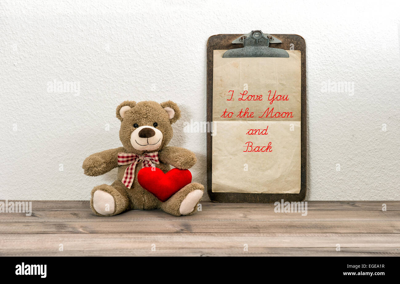 Ours en peluche avec coeur rouge et presse-papiers. Valentines Day