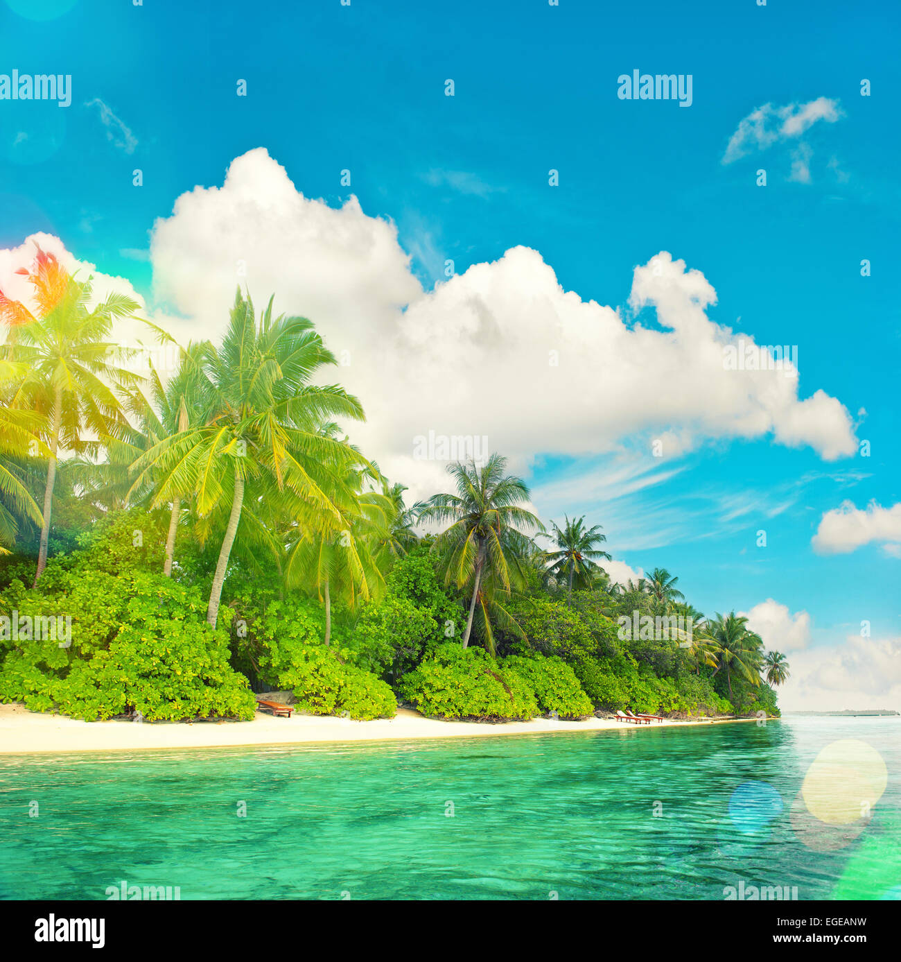 Paysage de l'île tropicale plage avec palmiers et ciel nuageux ciel bleu. Banque D'Images