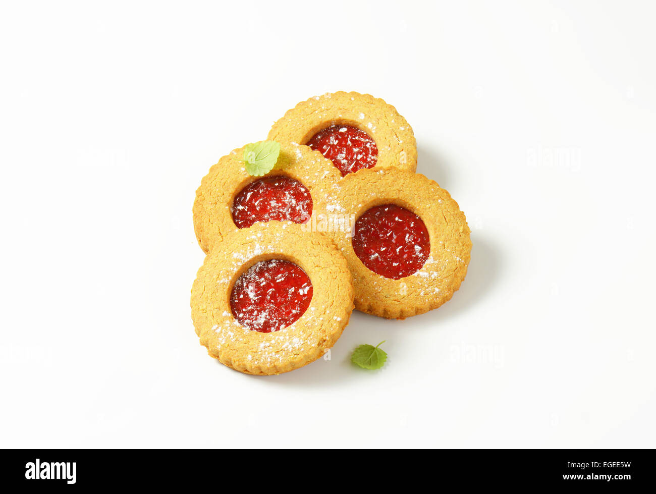 Linzer cookies ronde faite à partir de farine de blé entier Banque D'Images