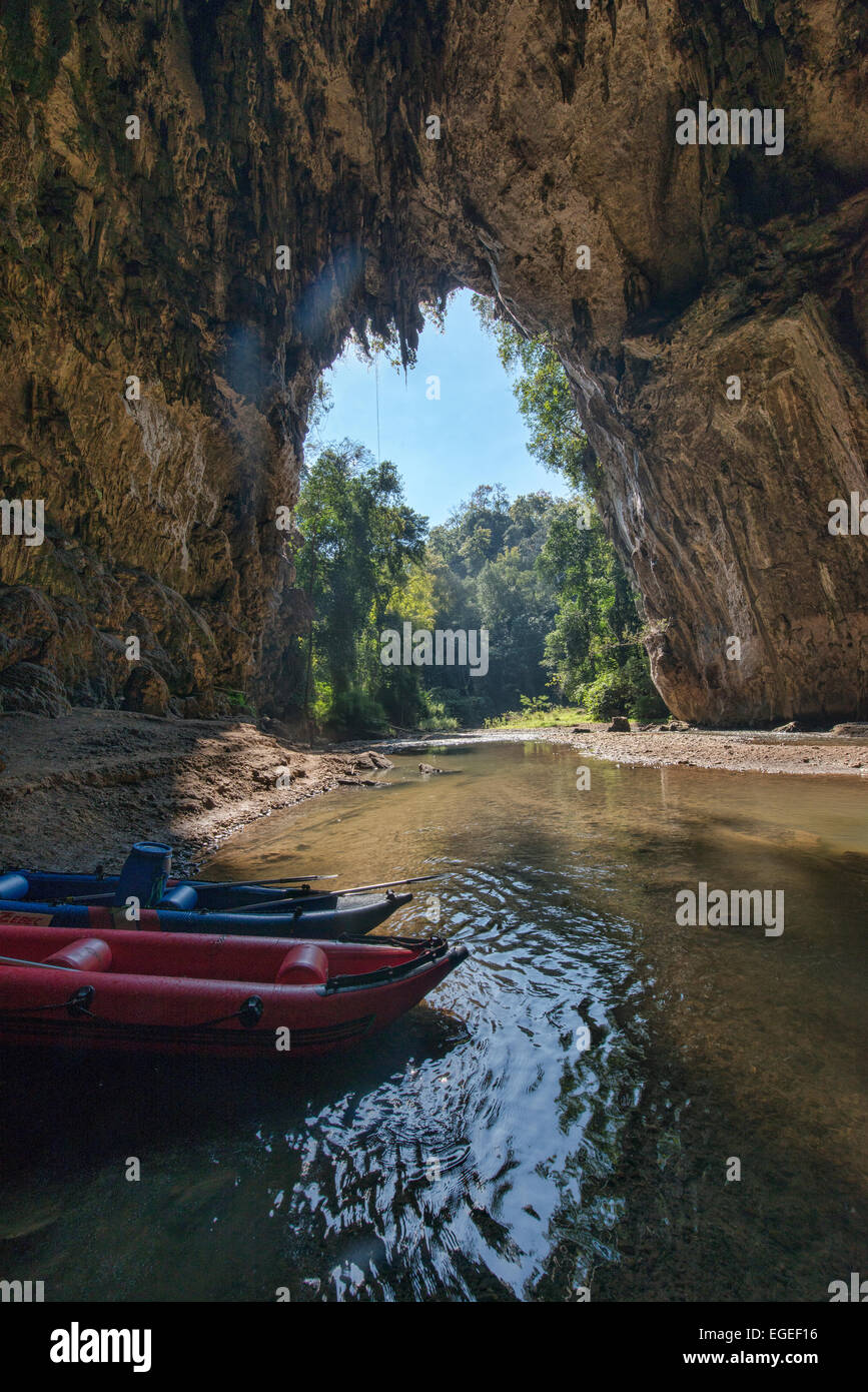 L'exploration de la grotte de Tham Lod en kayak, Pang Mapha Thaïlande Banque D'Images