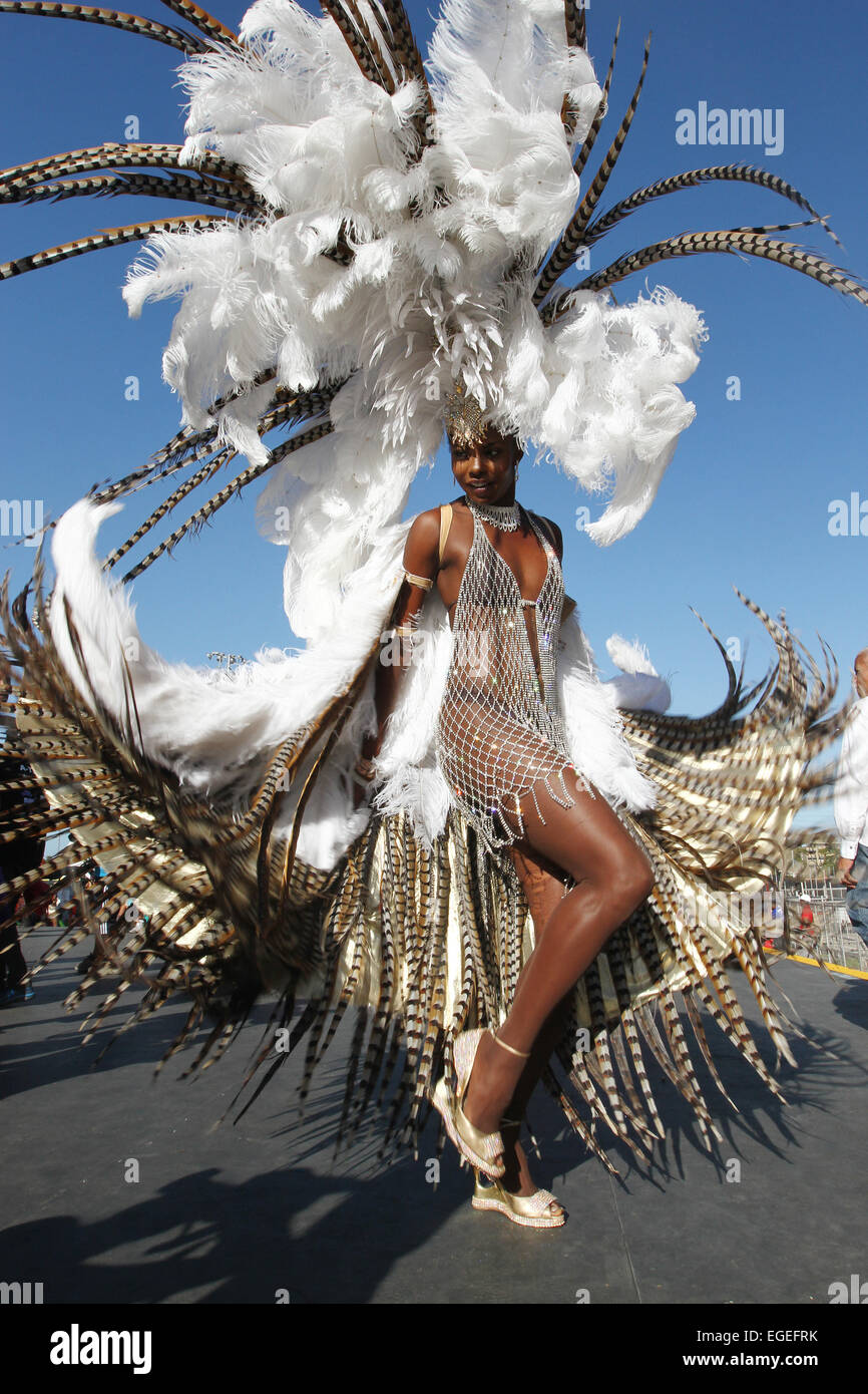 Miss Univers 1998 Wendy Fitzwilliam danse avec la bande de la Dominion "Sun' sur le mardi de carnaval à Trinidad. Banque D'Images