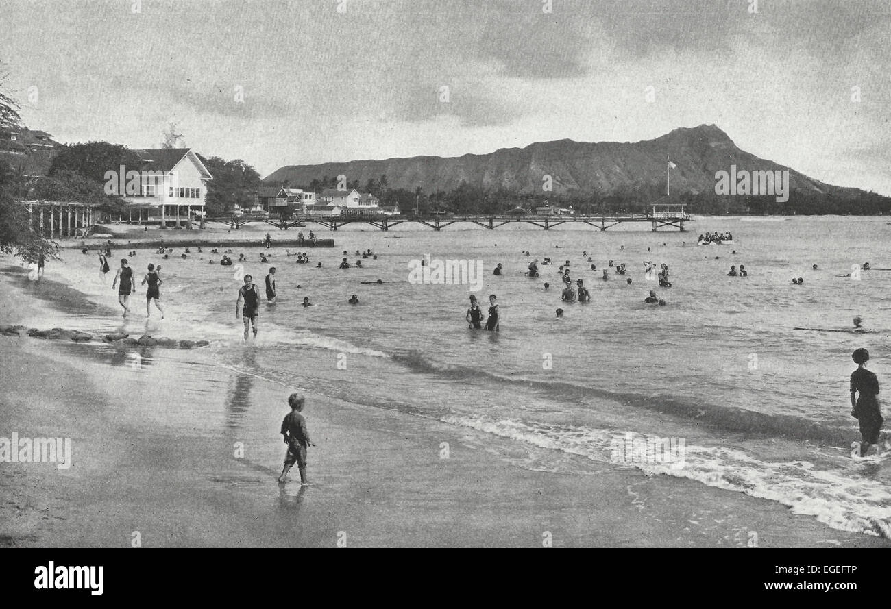 La plage de Waikiki, Honolulu, Hawaï, vers 1916 Banque D'Images
