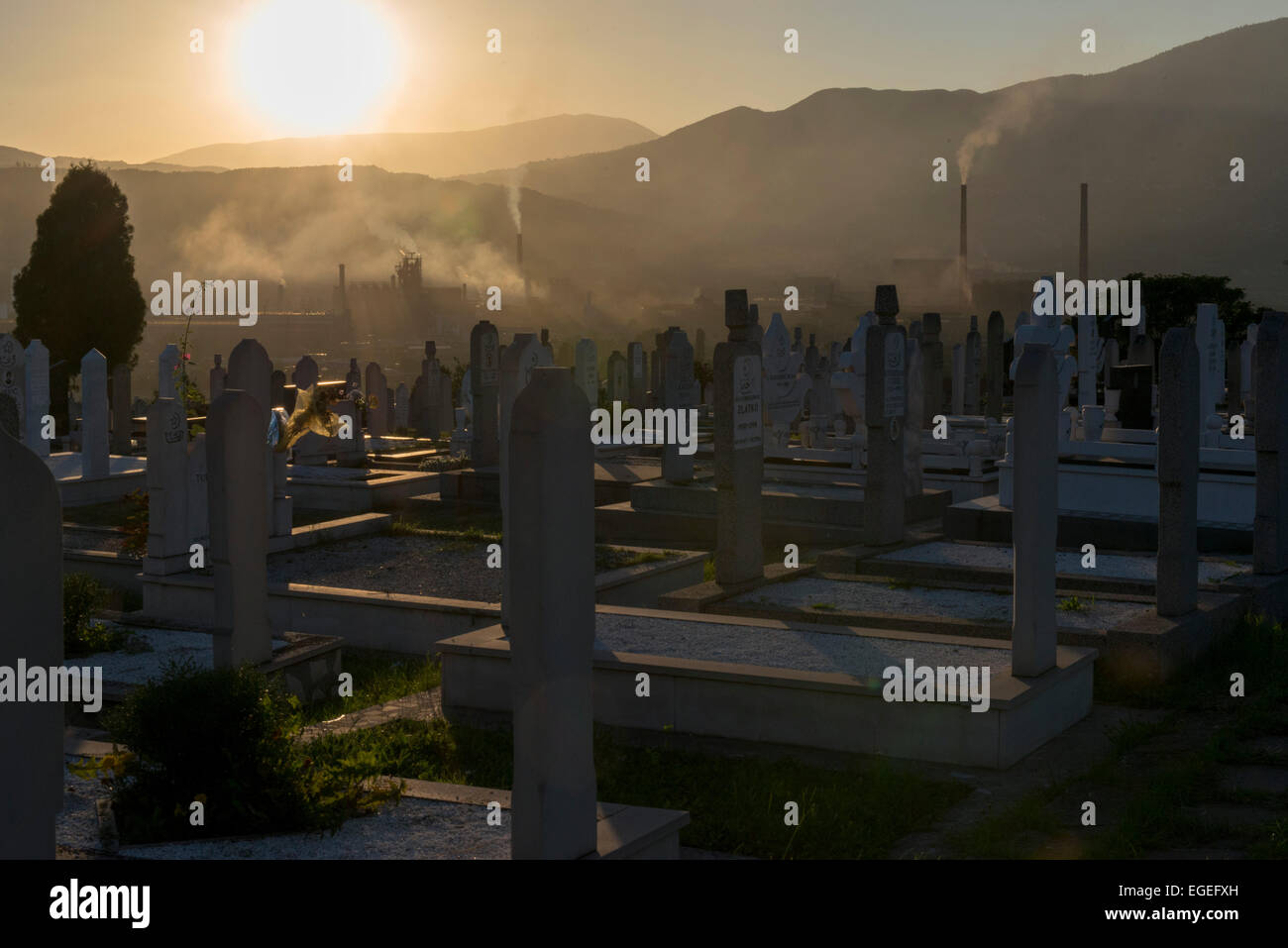 Coucher du soleil à partir d'un cimetière vers usines polluantes, Zenica Banque D'Images