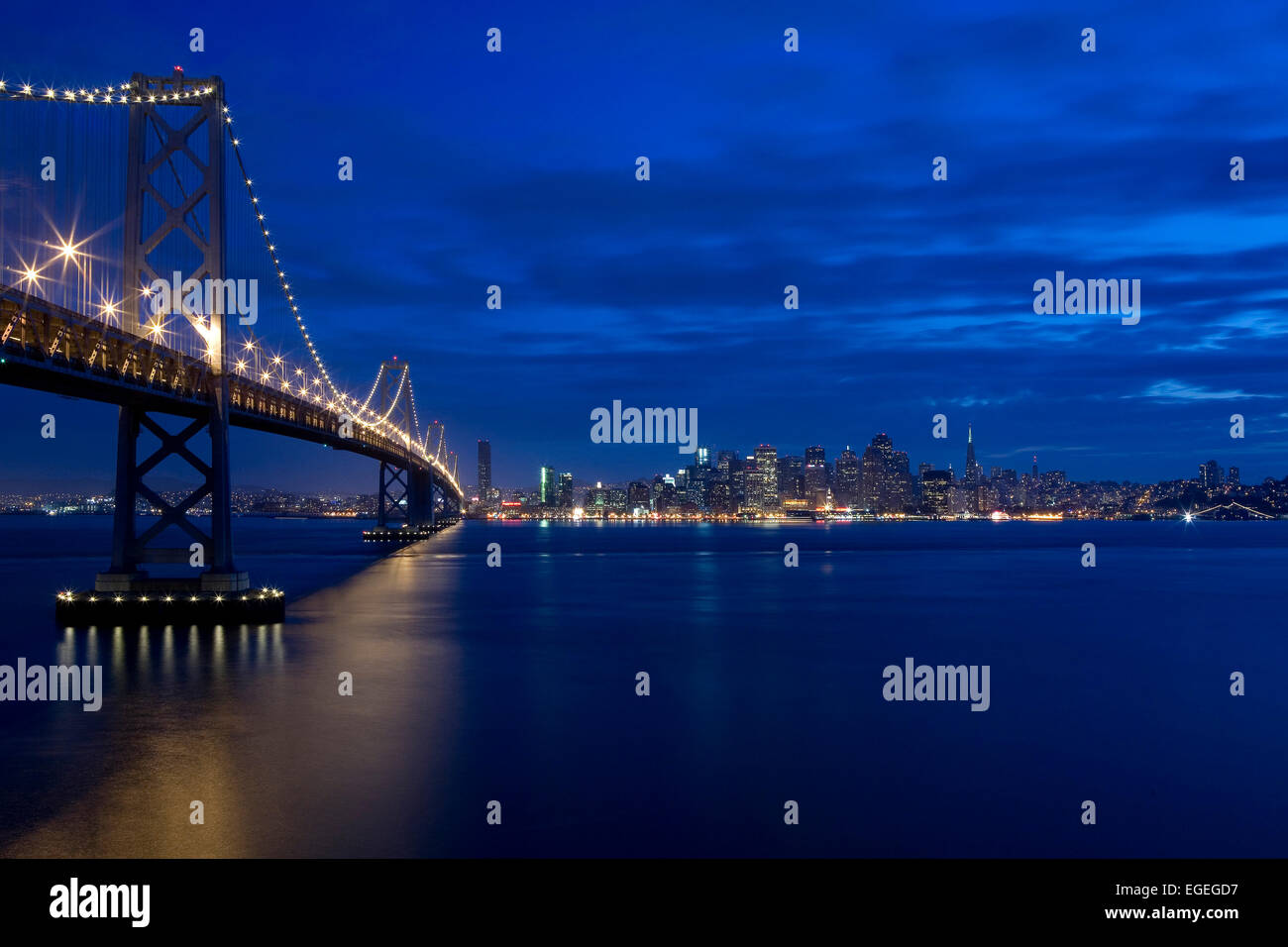 Oakland Bay Bridge et l'horizon de San Francisco, Californie Banque D'Images