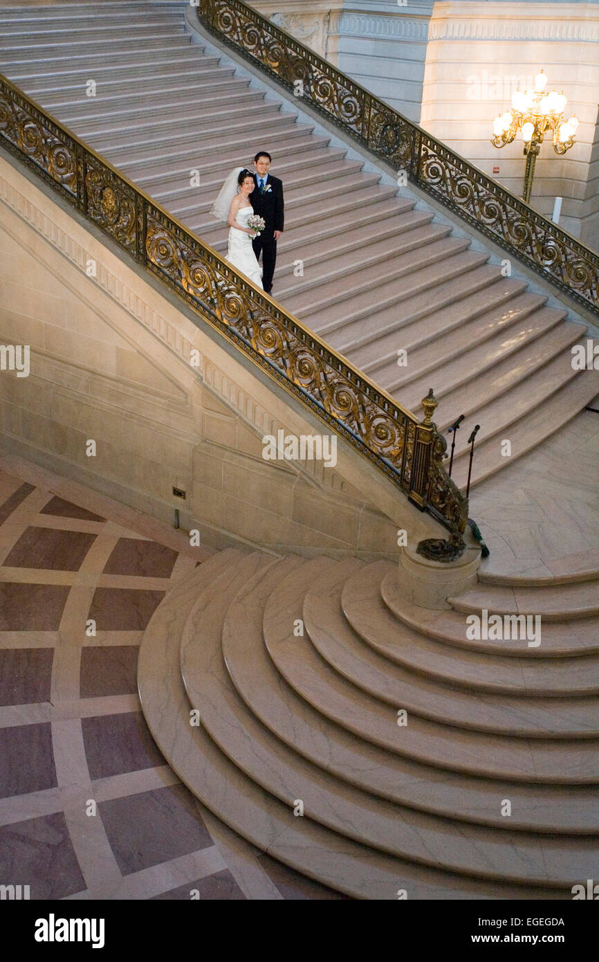 Mariée et le marié au Civic Center de San Francisco Banque D'Images