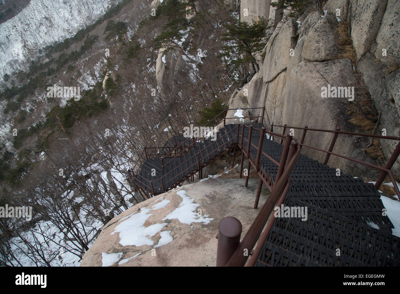 Le Parc National de Seoraksan en hiver. Balade à Ulsanbawi Rock. Sokcho, Corée du Sud. Montagnes couvertes de neige. Banque D'Images
