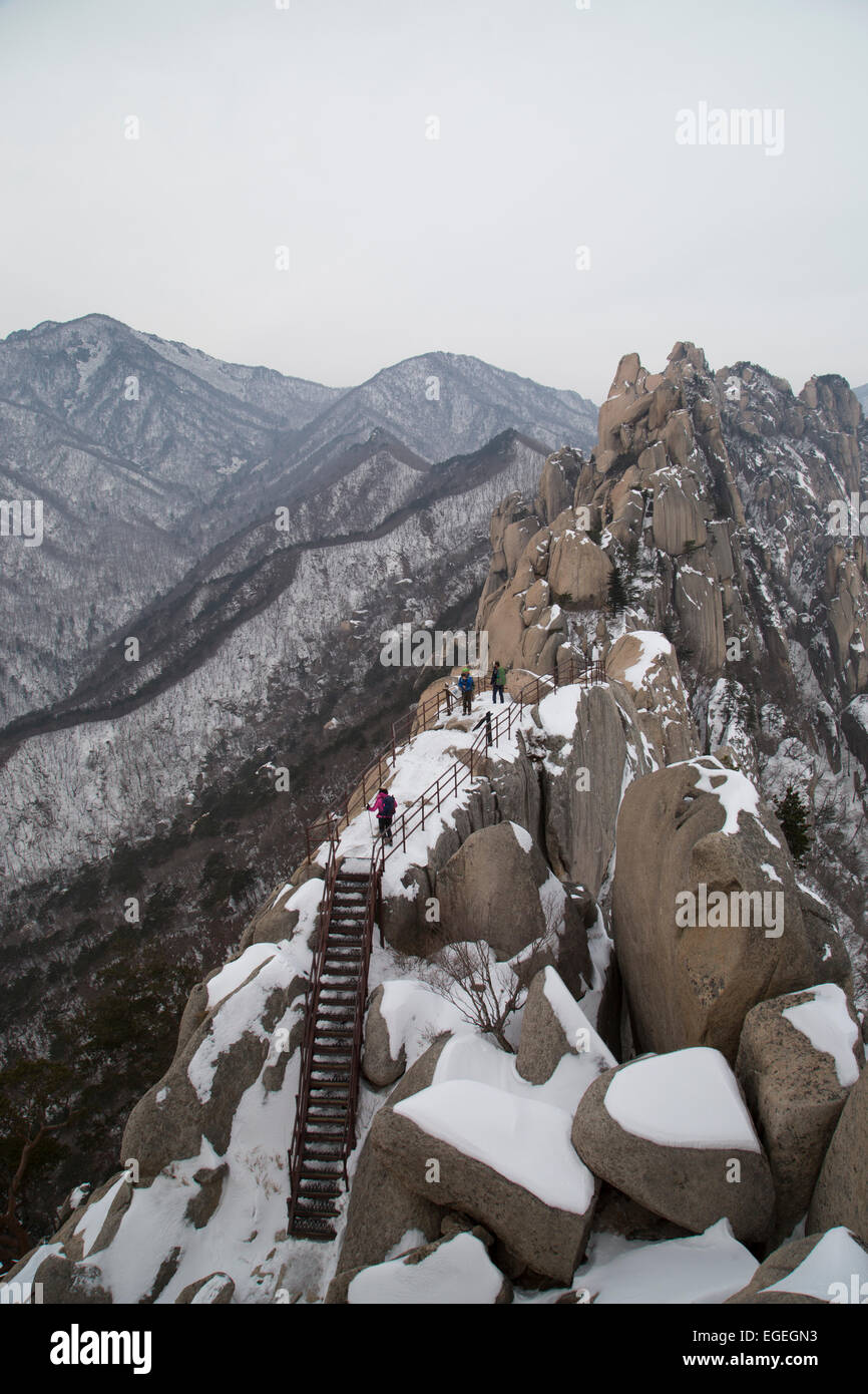 Le Parc National de Seoraksan en hiver. Balade à Ulsanbawi Rock. Sokcho, Corée du Sud. Montagnes couvertes de neige. Banque D'Images