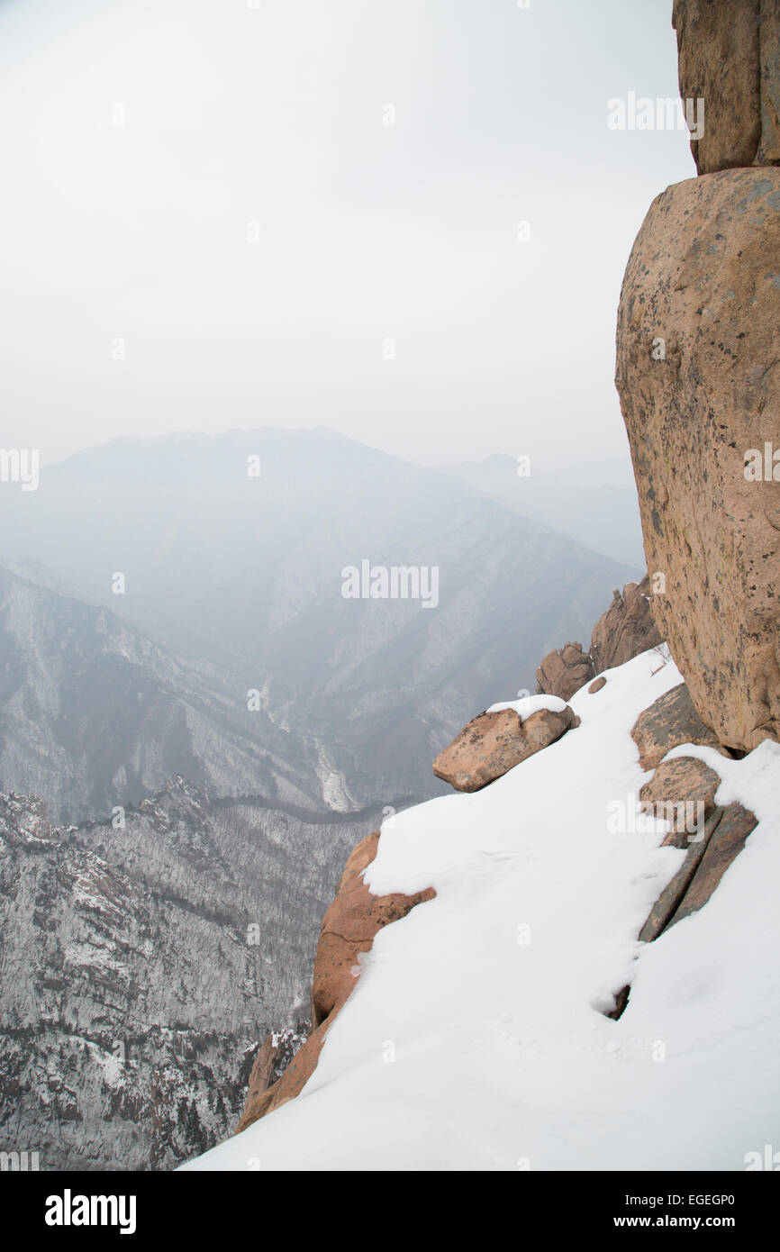 Randonnée pédestre dans le Parc National de Seoraksan en hiver. Montagnes couvertes de neige et les arbres au-dessus de la forteresse de Gwongeumseong téléphérique Banque D'Images