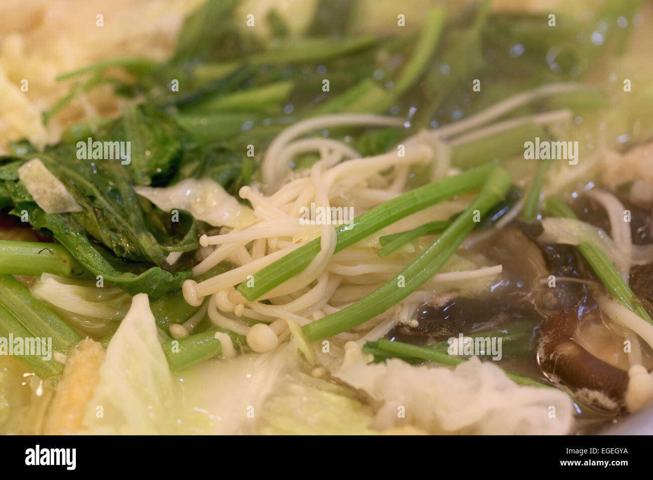 La cuisson à légumes mixtes dans le sukiyaki pot. Banque D'Images