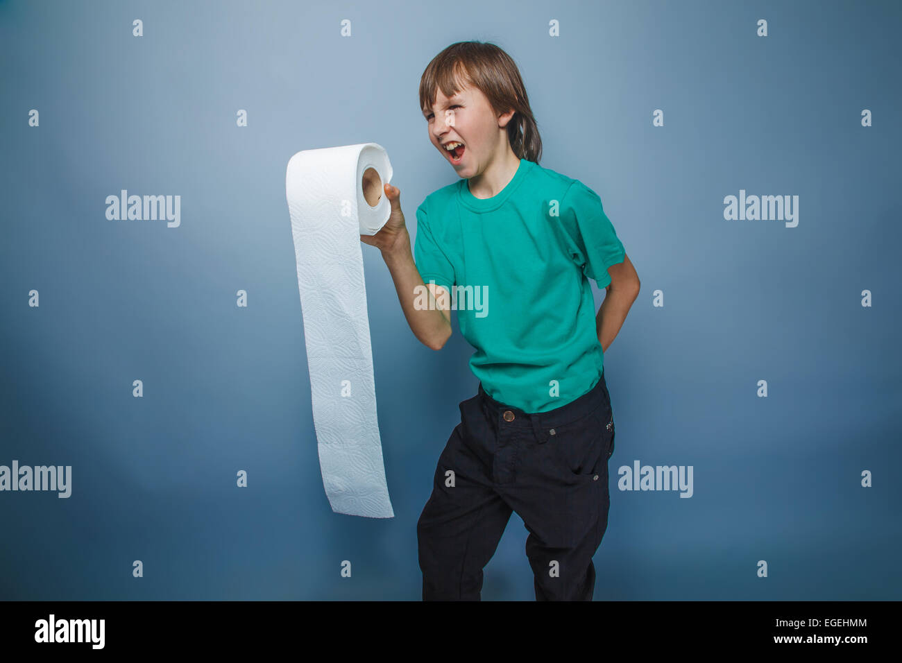 L'apparence de l'adolescent garçon cheveux brun dans une chemise tenant une Banque D'Images