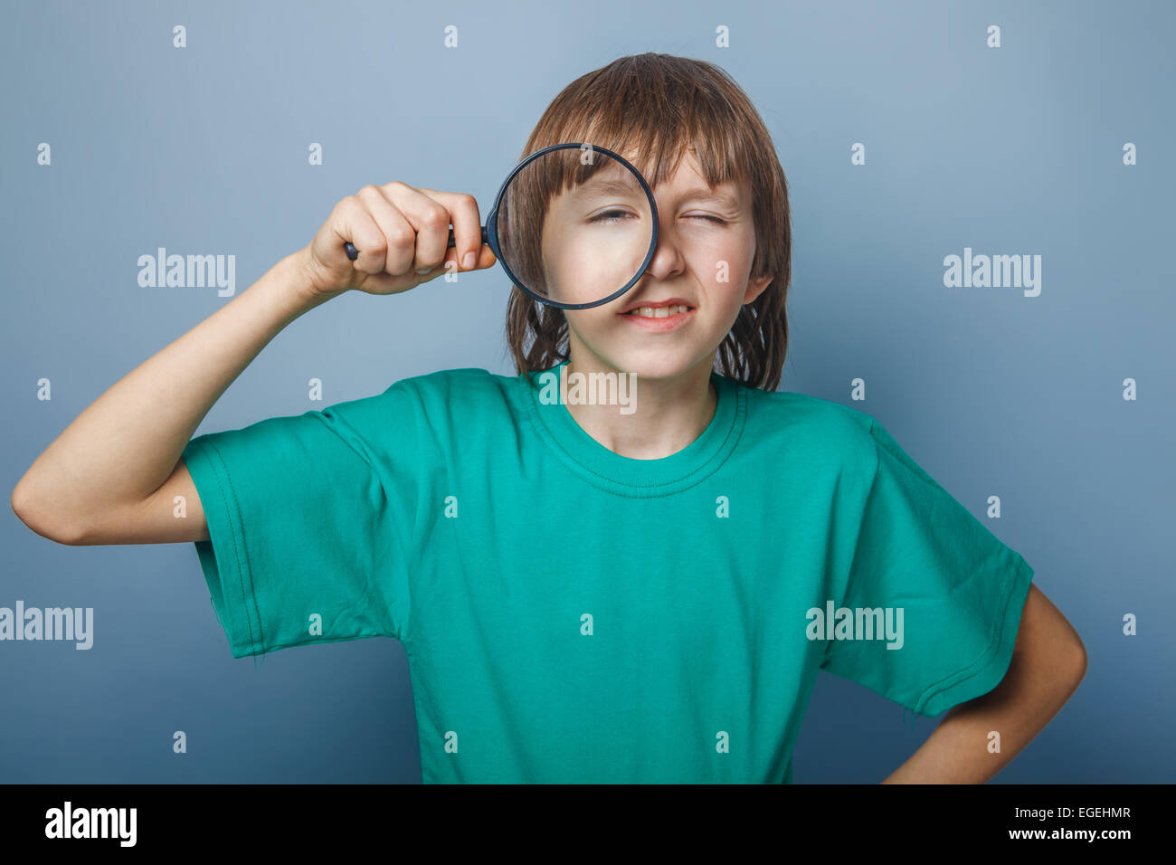 L'apparence de l'adolescent garçon cheveux brun dans une chemise à la t Banque D'Images