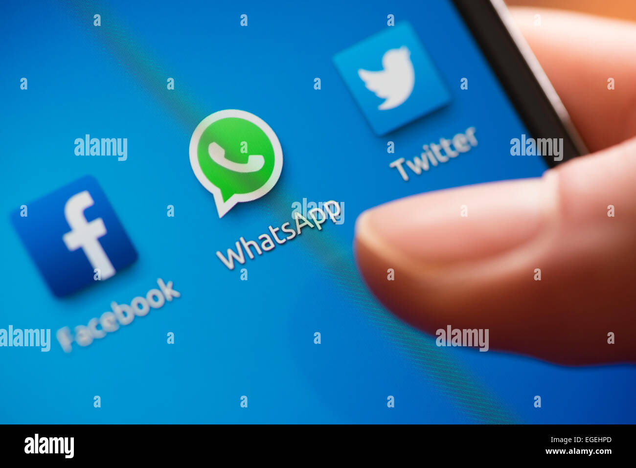 De l'icône 'WhatsApp' et d'autres applications de communication médias sociaux sur un écran tactile du smartphone Samsung Galaxy Banque D'Images