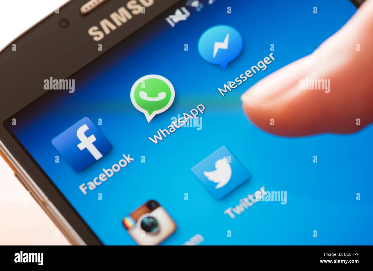 De l'icône 'WhatsApp' et d'autres applications de communication médias sociaux sur un écran tactile du smartphone Samsung Galaxy Banque D'Images