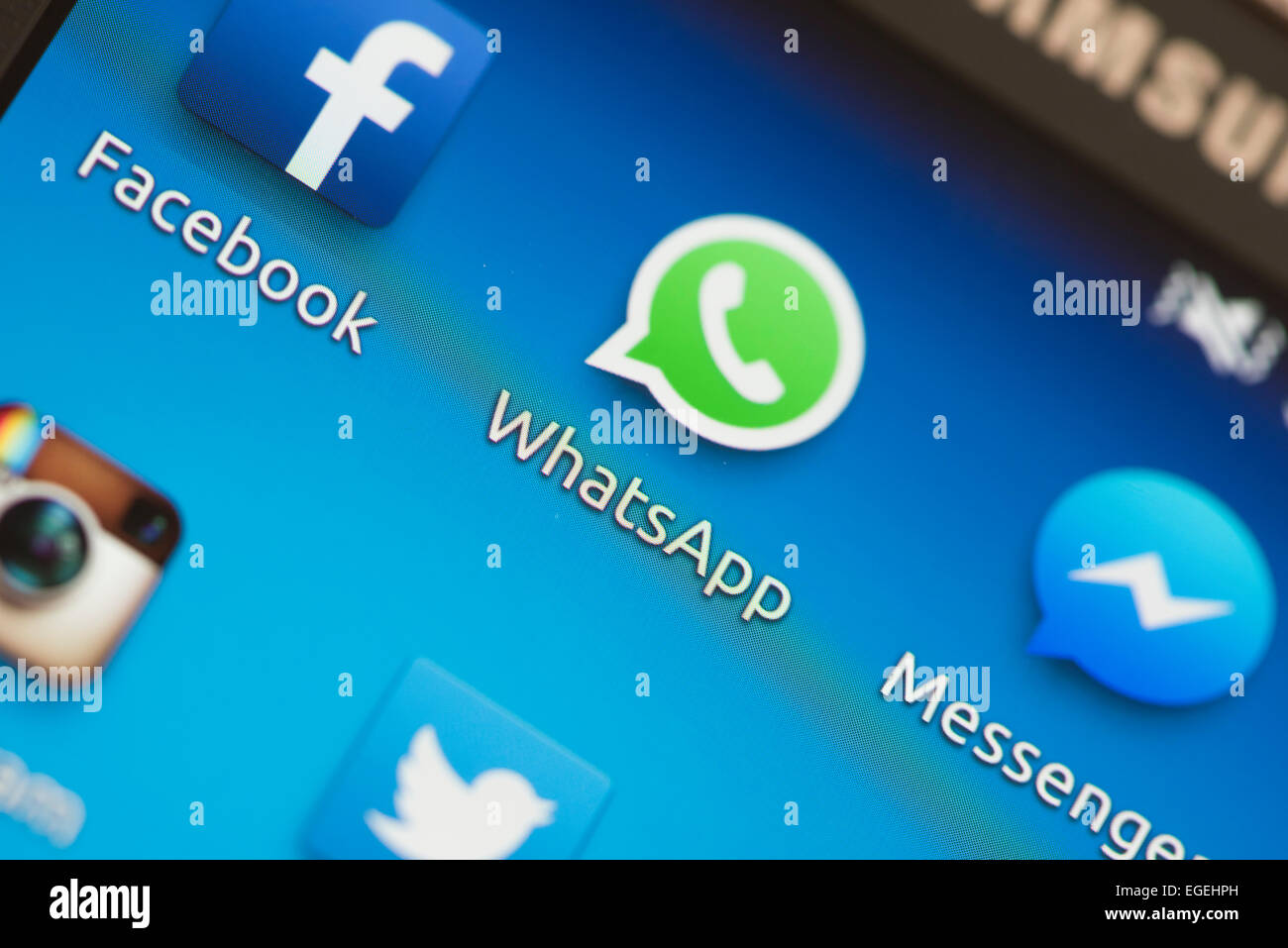 De l'icône 'WhatsApp' et d'autres applications de communication médias sociaux sur un écran tactile du smartphone Samsung Galaxy Banque D'Images