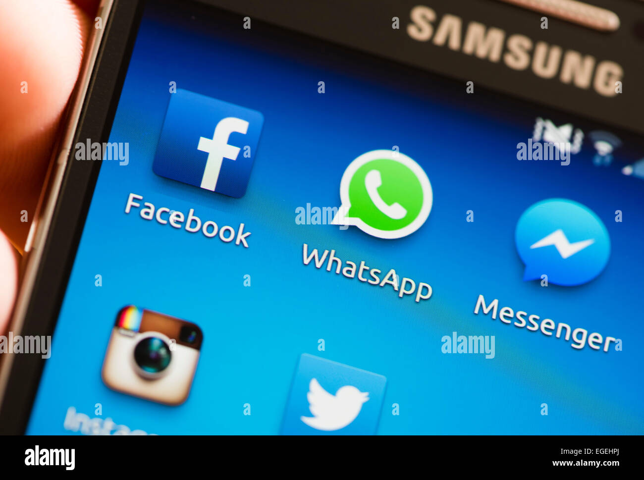 De l'icône 'WhatsApp' et d'autres applications de communication médias sociaux sur un écran tactile du smartphone Samsung Galaxy Banque D'Images