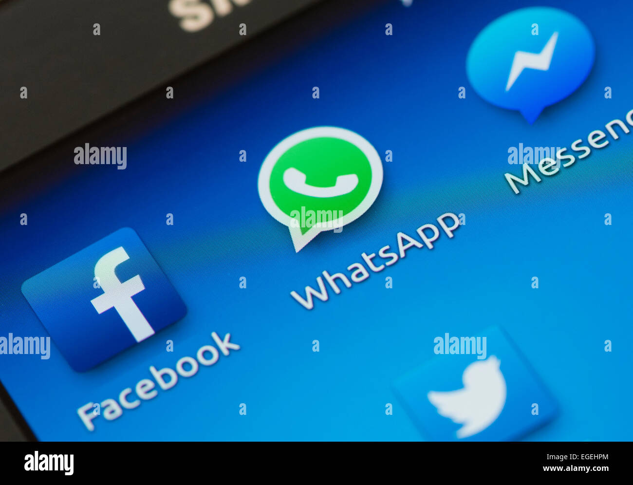 De l'icône 'WhatsApp' et d'autres applications de communication médias sociaux sur un écran tactile du smartphone Samsung Galaxy Banque D'Images