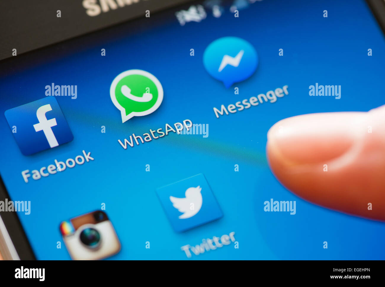 De l'icône 'WhatsApp' et d'autres applications de communication médias sociaux sur un écran tactile du smartphone Samsung Galaxy Banque D'Images