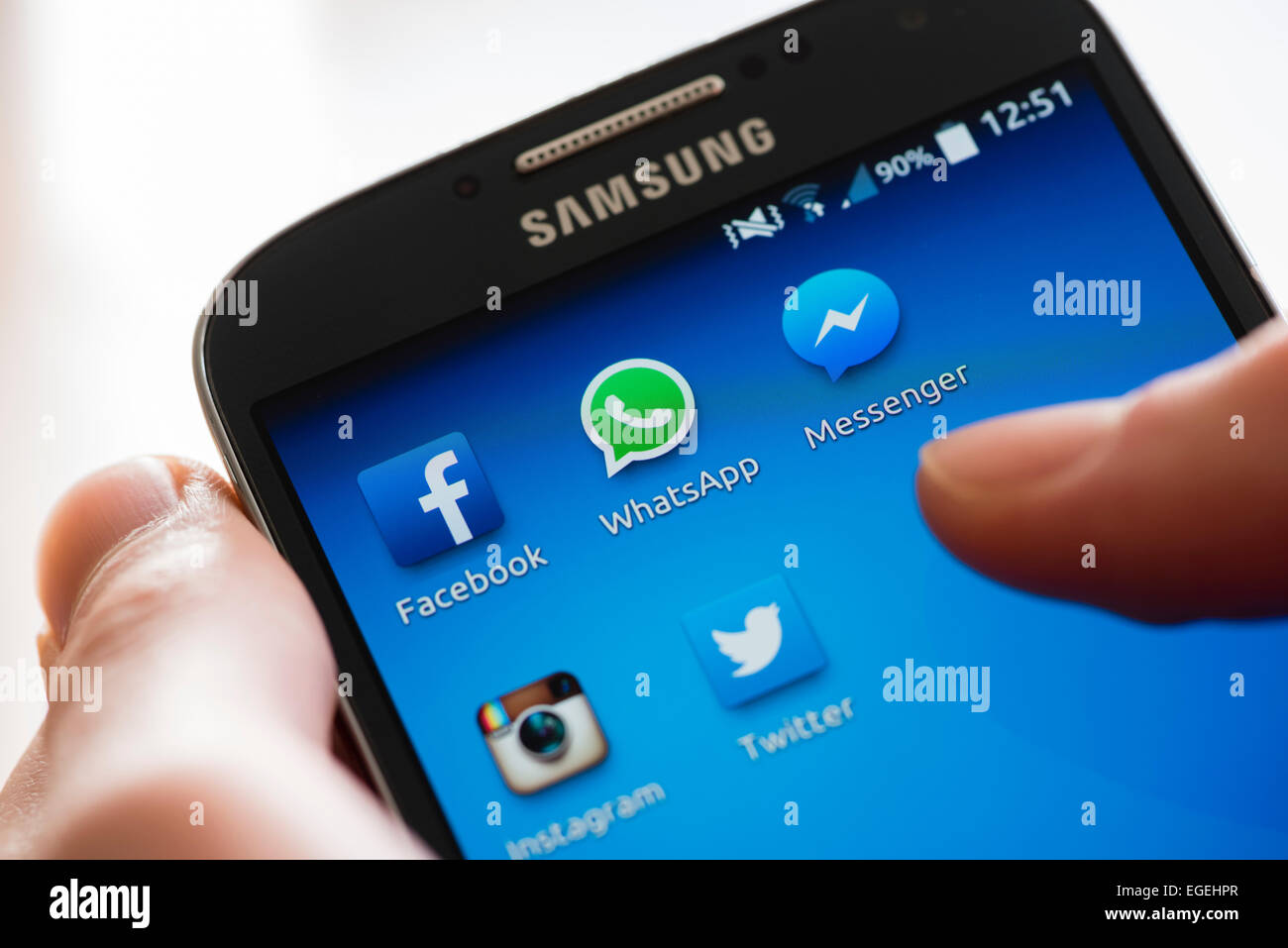 De l'icône 'WhatsApp' et d'autres applications de communication médias sociaux sur un écran tactile du smartphone Samsung Galaxy Banque D'Images