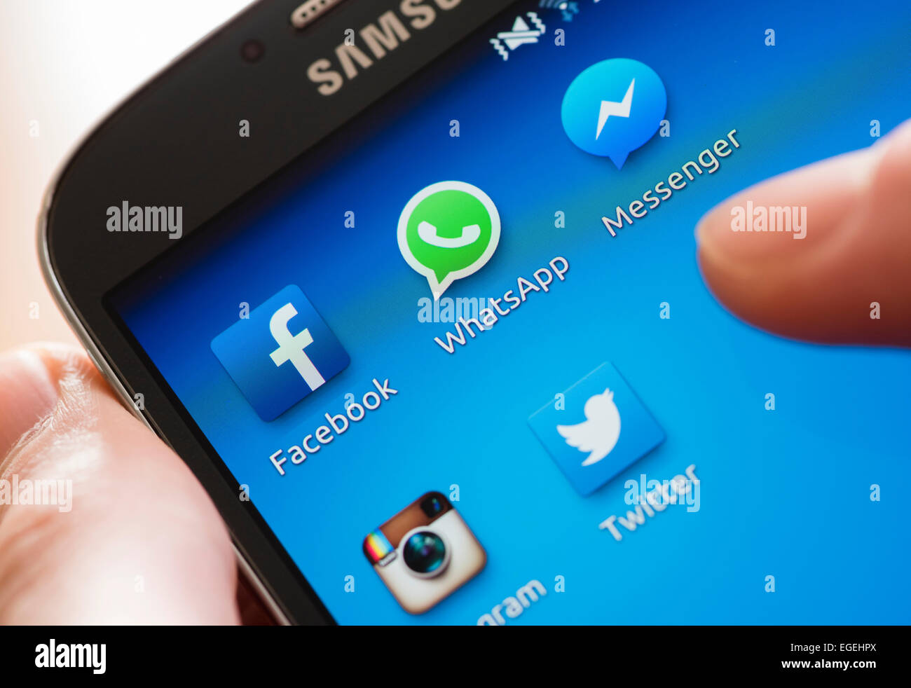 De l'icône 'WhatsApp' et d'autres applications de communication médias sociaux sur un écran tactile du smartphone Samsung Galaxy Banque D'Images