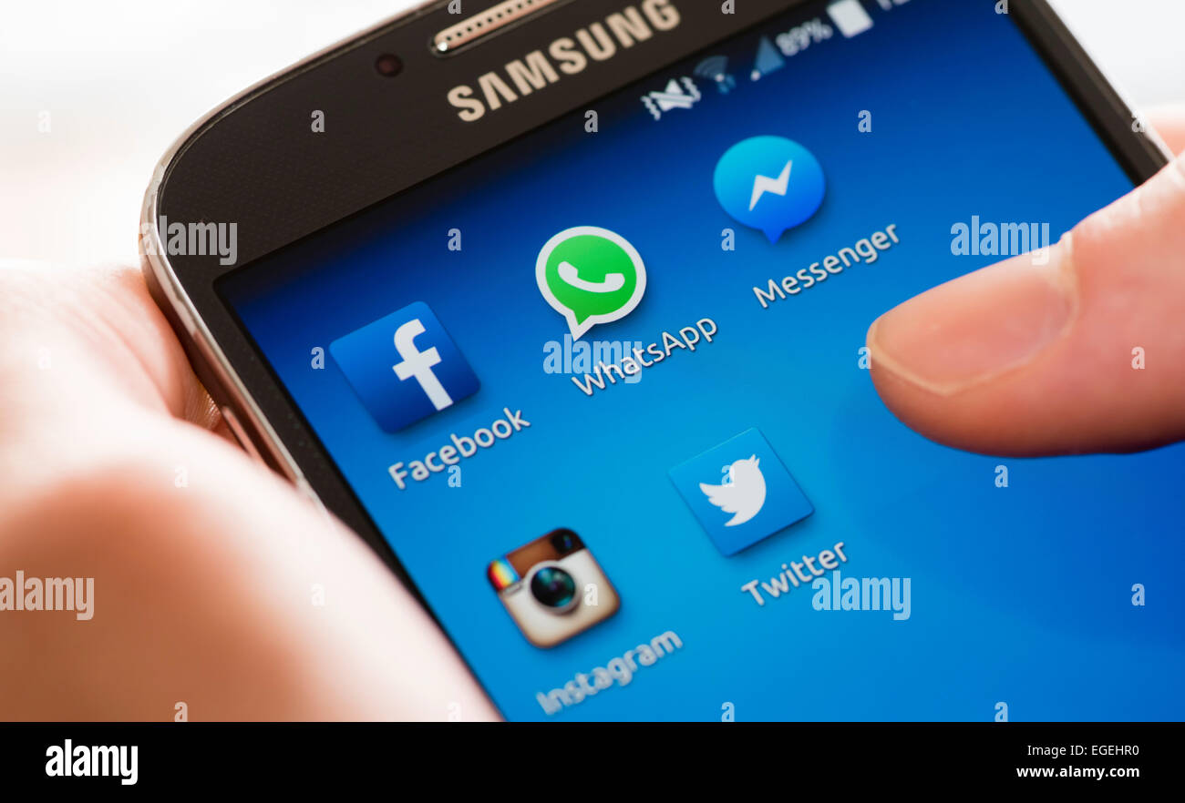 De l'icône 'WhatsApp' et d'autres applications de communication médias sociaux sur un écran tactile du smartphone Samsung Galaxy Banque D'Images