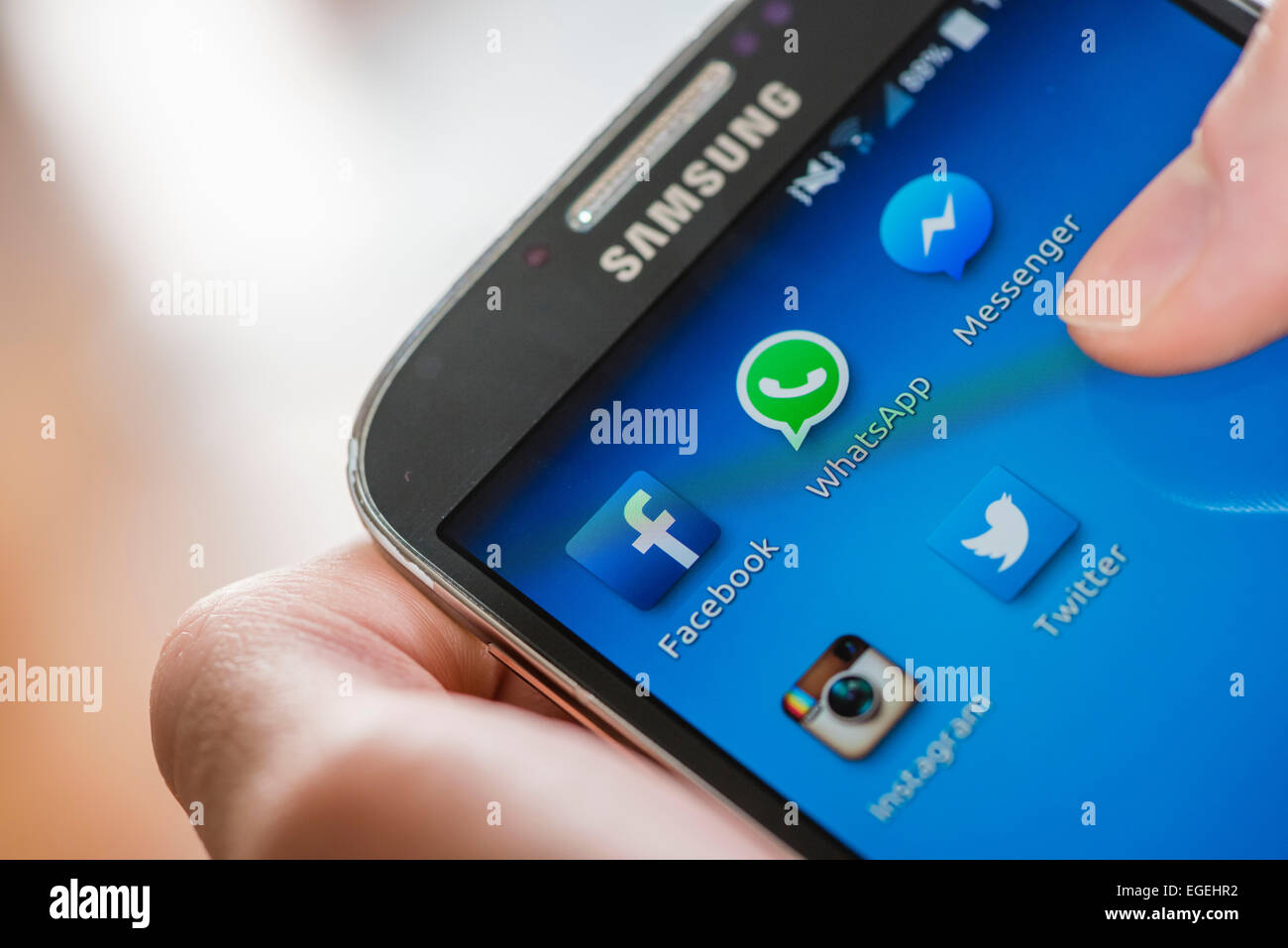 De l'icône 'WhatsApp' et d'autres applications de communication médias sociaux sur un écran tactile du smartphone Samsung Galaxy Banque D'Images