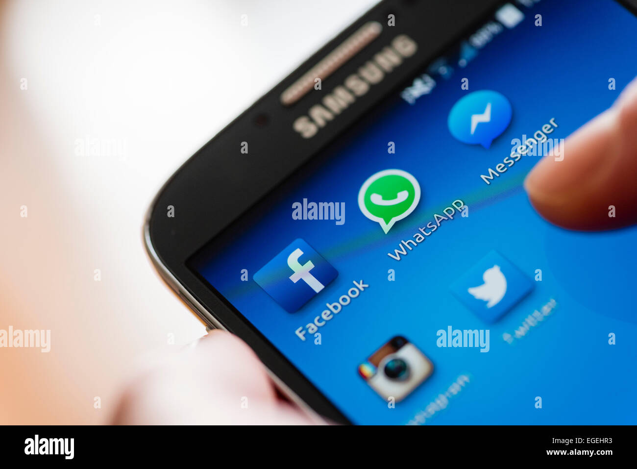 De l'icône 'WhatsApp' et d'autres applications de communication médias sociaux sur un écran tactile du smartphone Samsung Galaxy Banque D'Images