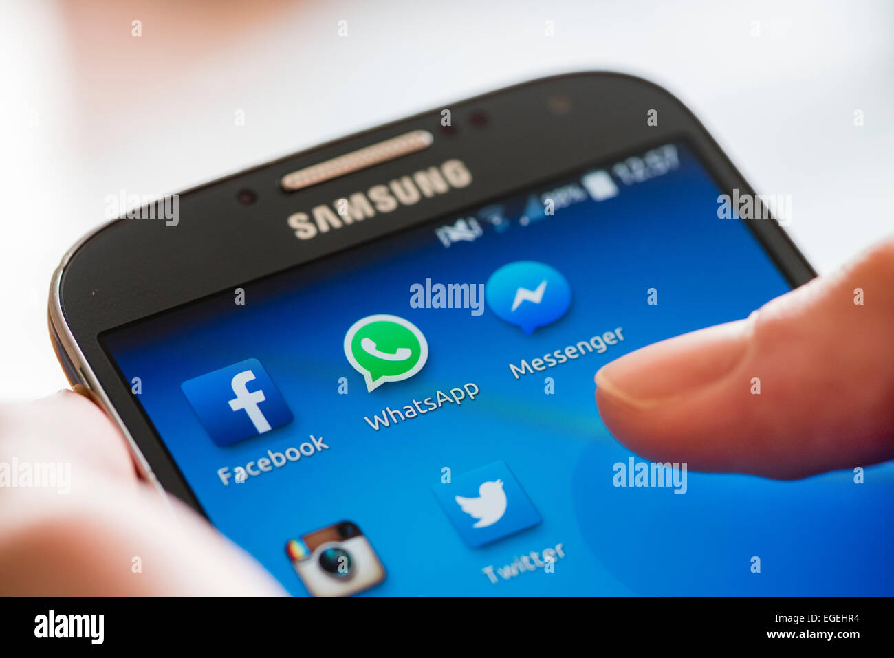 De l'icône 'WhatsApp' et d'autres applications de communication médias sociaux sur un écran tactile du smartphone Samsung Galaxy Banque D'Images