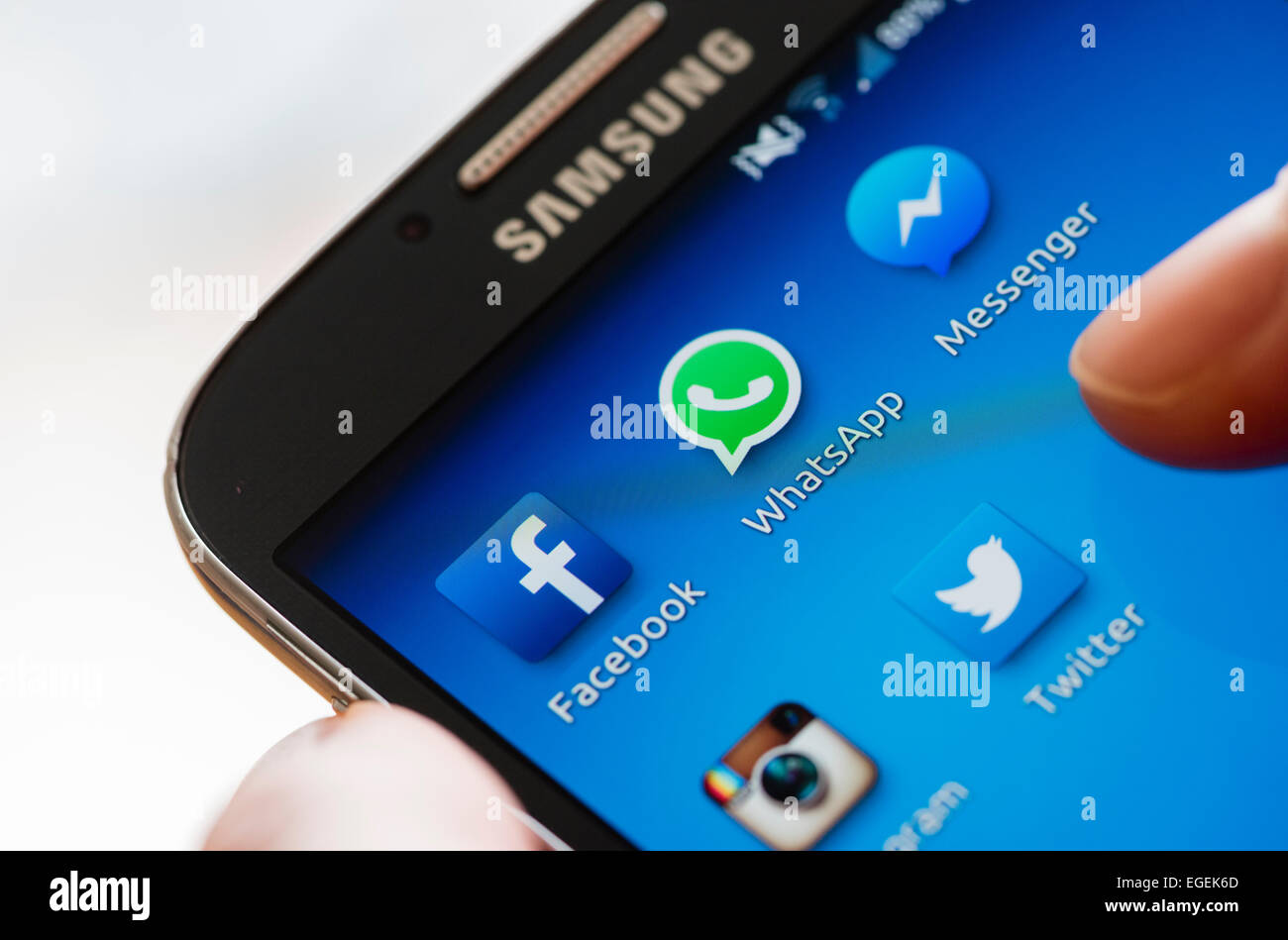 De l'icône 'WhatsApp' et d'autres applications de communication médias sociaux sur un écran tactile du smartphone Samsung Galaxy Banque D'Images